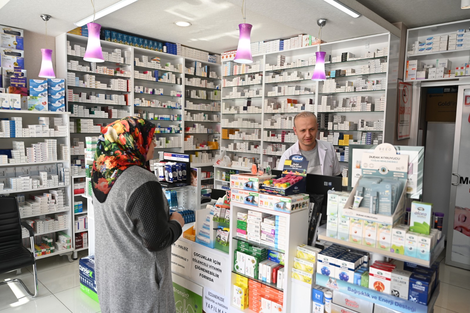 KOMEK ECZANE TEKNİSYENLERİNE İŞARET DİLİ EĞİTİMİ VERİYOR