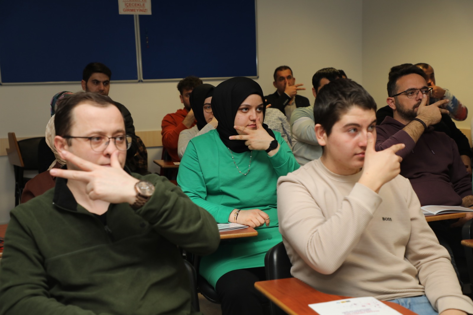 KOMEK ECZANE TEKNİSYENLERİNE İŞARET DİLİ EĞİTİMİ VERİYOR