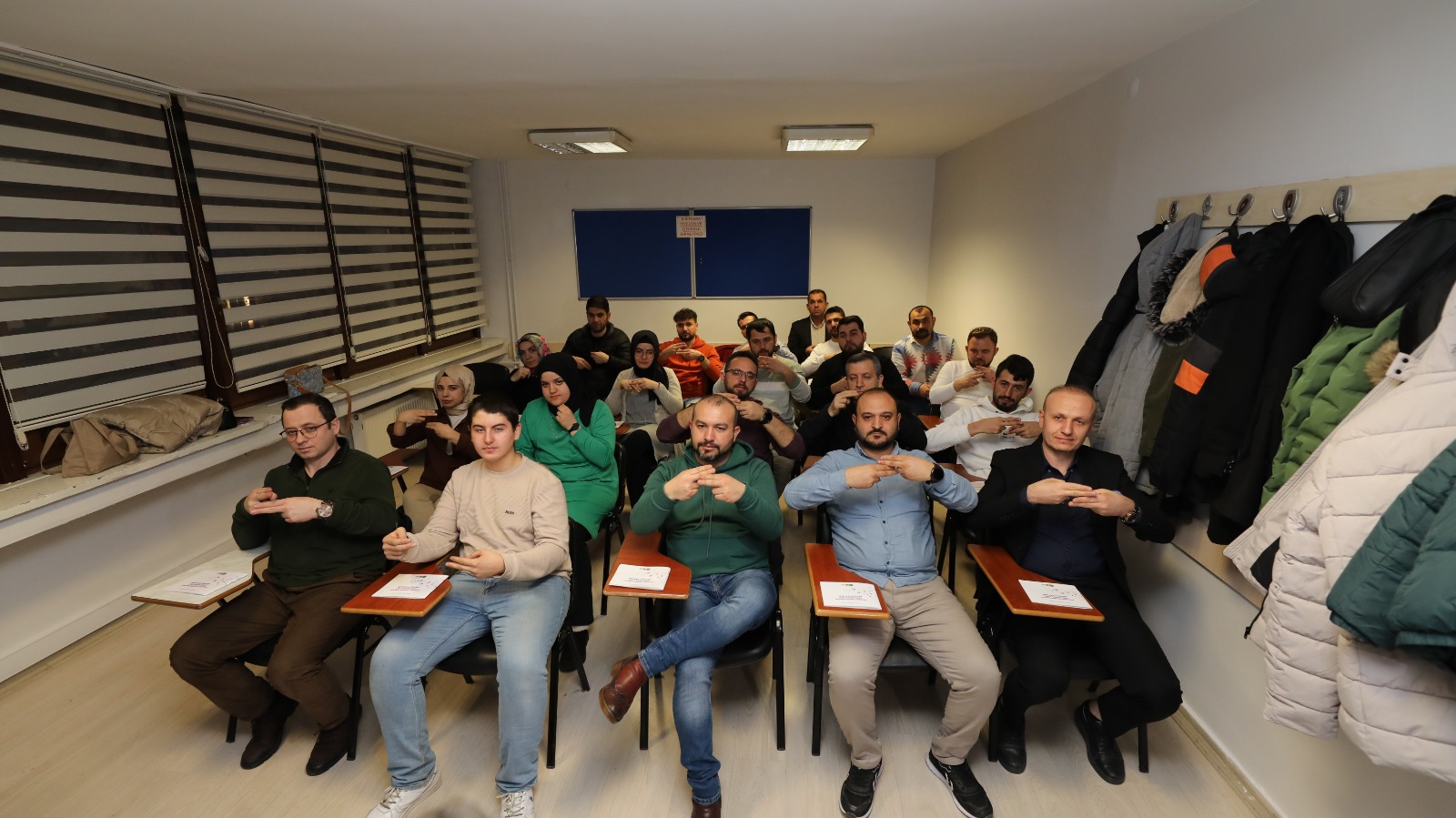 KOMEK ECZANE TEKNİSYENLERİNE İŞARET DİLİ EĞİTİMİ VERİYOR