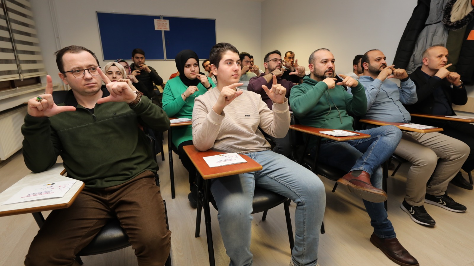 KOMEK ECZANE TEKNİSYENLERİNE İŞARET DİLİ EĞİTİMİ VERİYOR