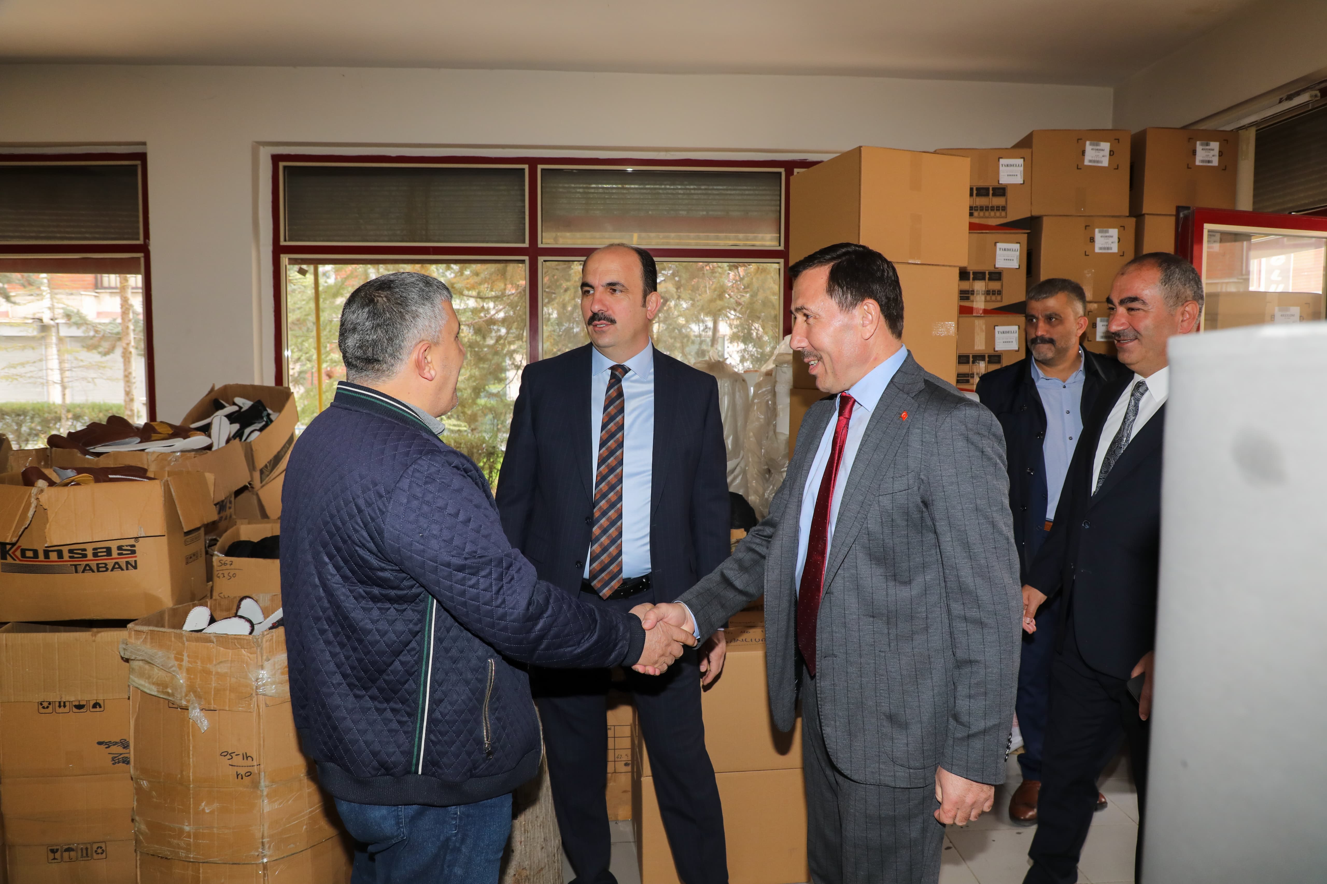 BAŞKAN ALTAY AYAKKABICILAR SANAYİİ’NDE ESNAFLA VE ÖĞRENCİLERLE BULUŞTU