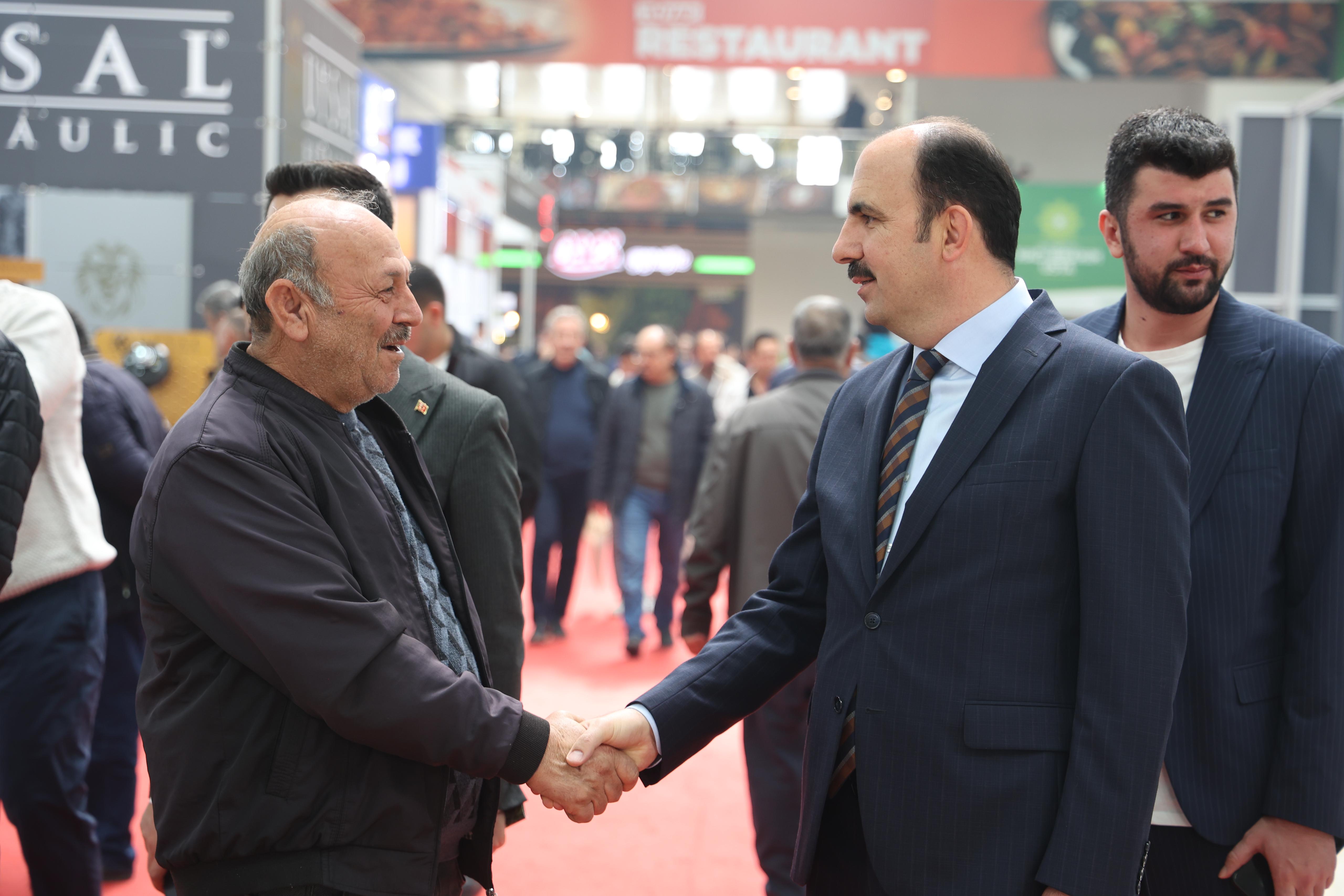 BAŞKAN ALTAY KONYA TARIM FUARI'NDA FİRMALARLA VE ÇİFTÇİLERLE BİR ARAYA GELDİ