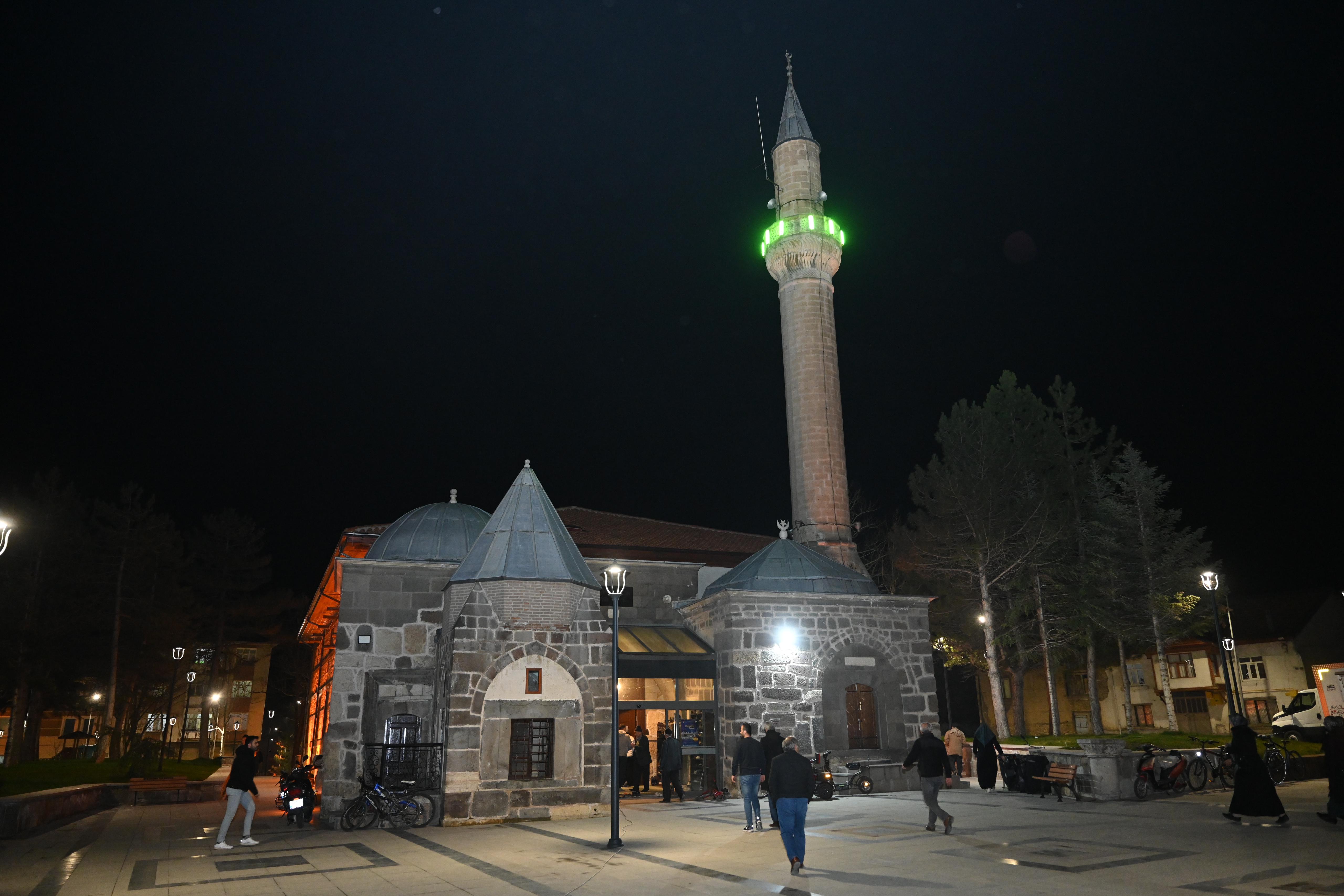 BAŞKAN ALTAY RAMAZAN’IN İLK TERAVİH NAMAZINDA SEYDİŞEHİRLİLERLE BULUŞTU
