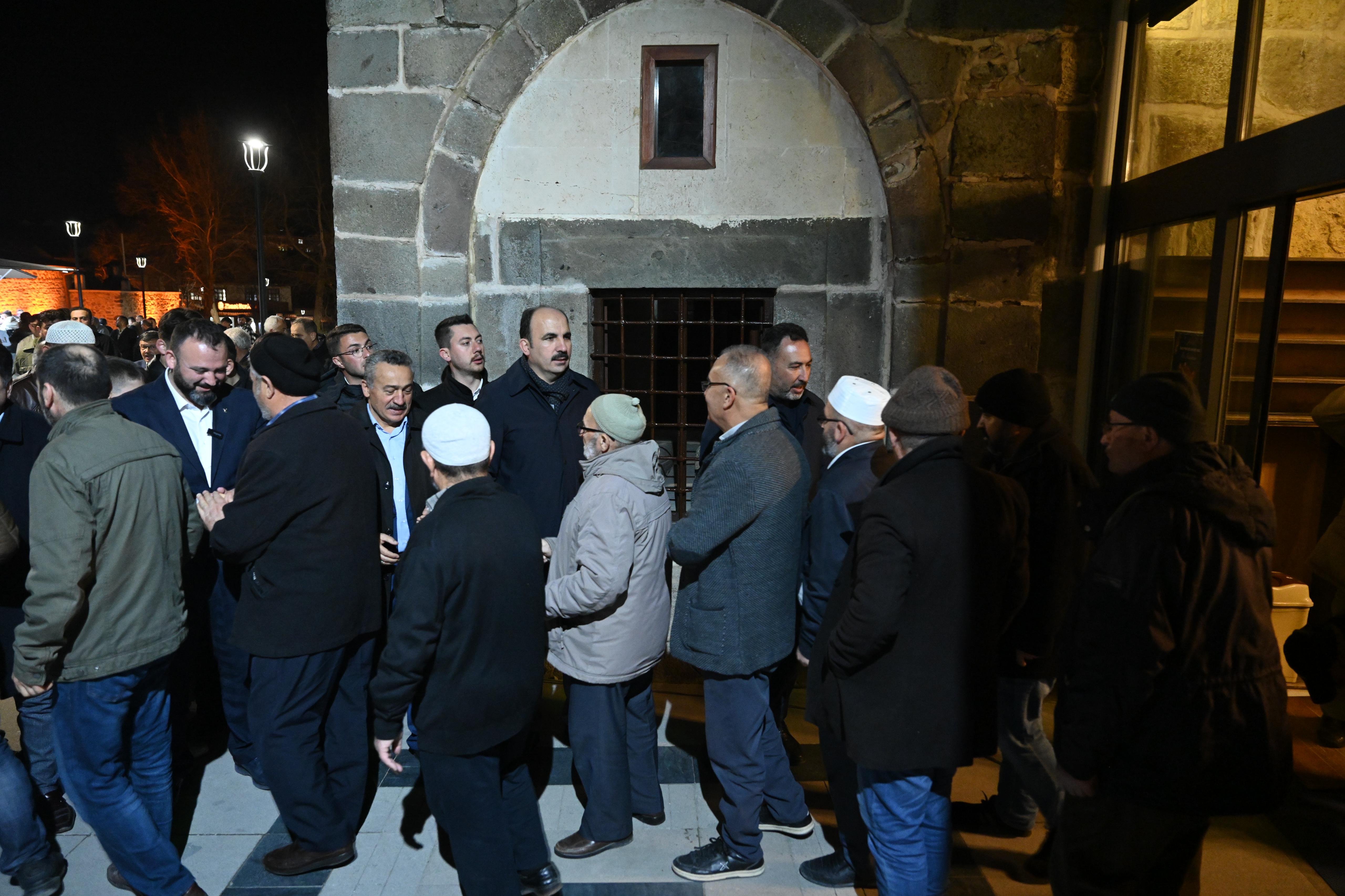 BAŞKAN ALTAY RAMAZAN’IN İLK TERAVİH NAMAZINDA SEYDİŞEHİRLİLERLE BULUŞTU