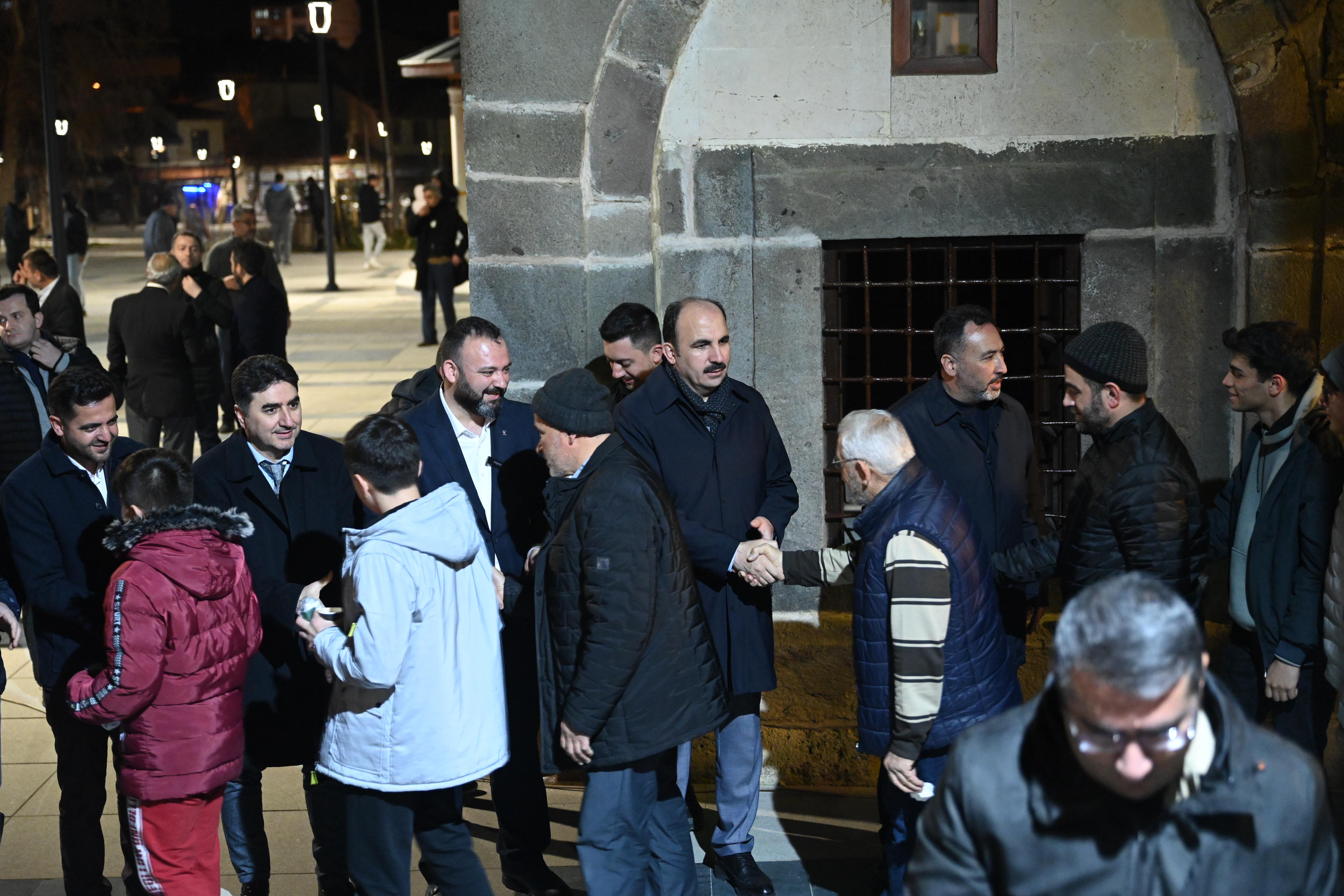 BAŞKAN ALTAY RAMAZAN’IN İLK TERAVİH NAMAZINDA SEYDİŞEHİRLİLERLE BULUŞTU