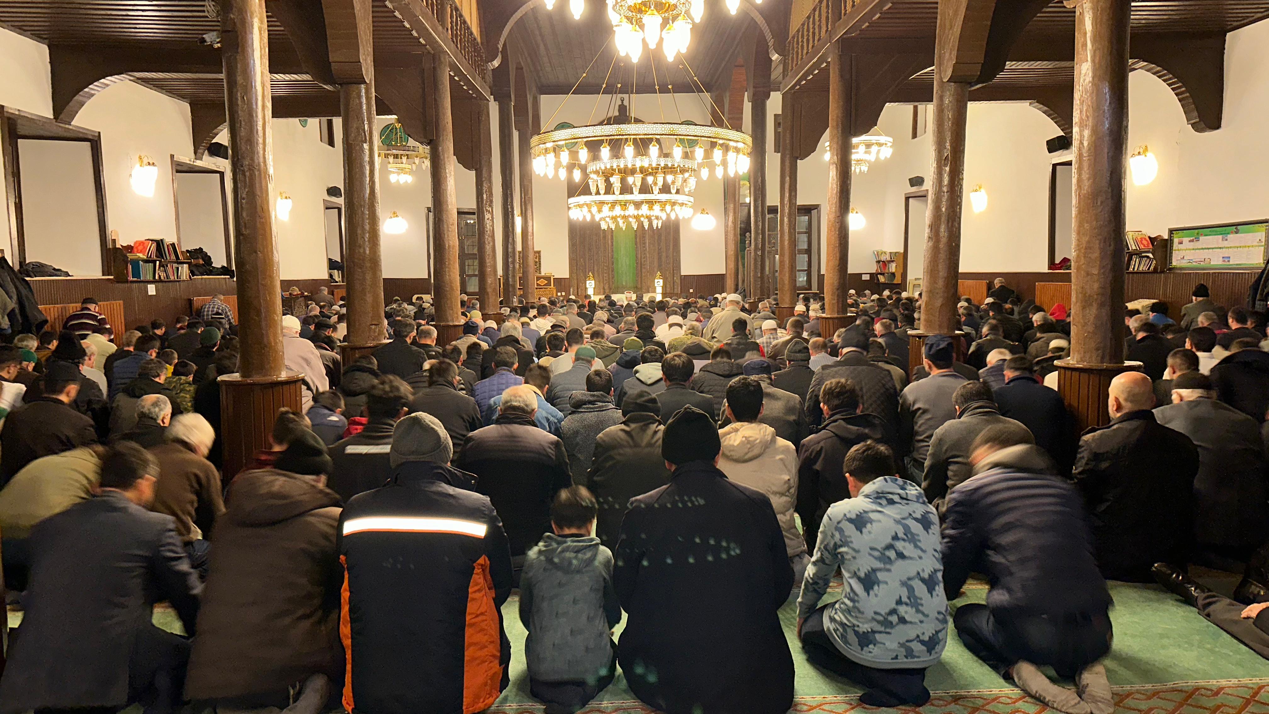 BAŞKAN ALTAY RAMAZAN’IN İLK TERAVİH NAMAZINDA SEYDİŞEHİRLİLERLE BULUŞTU