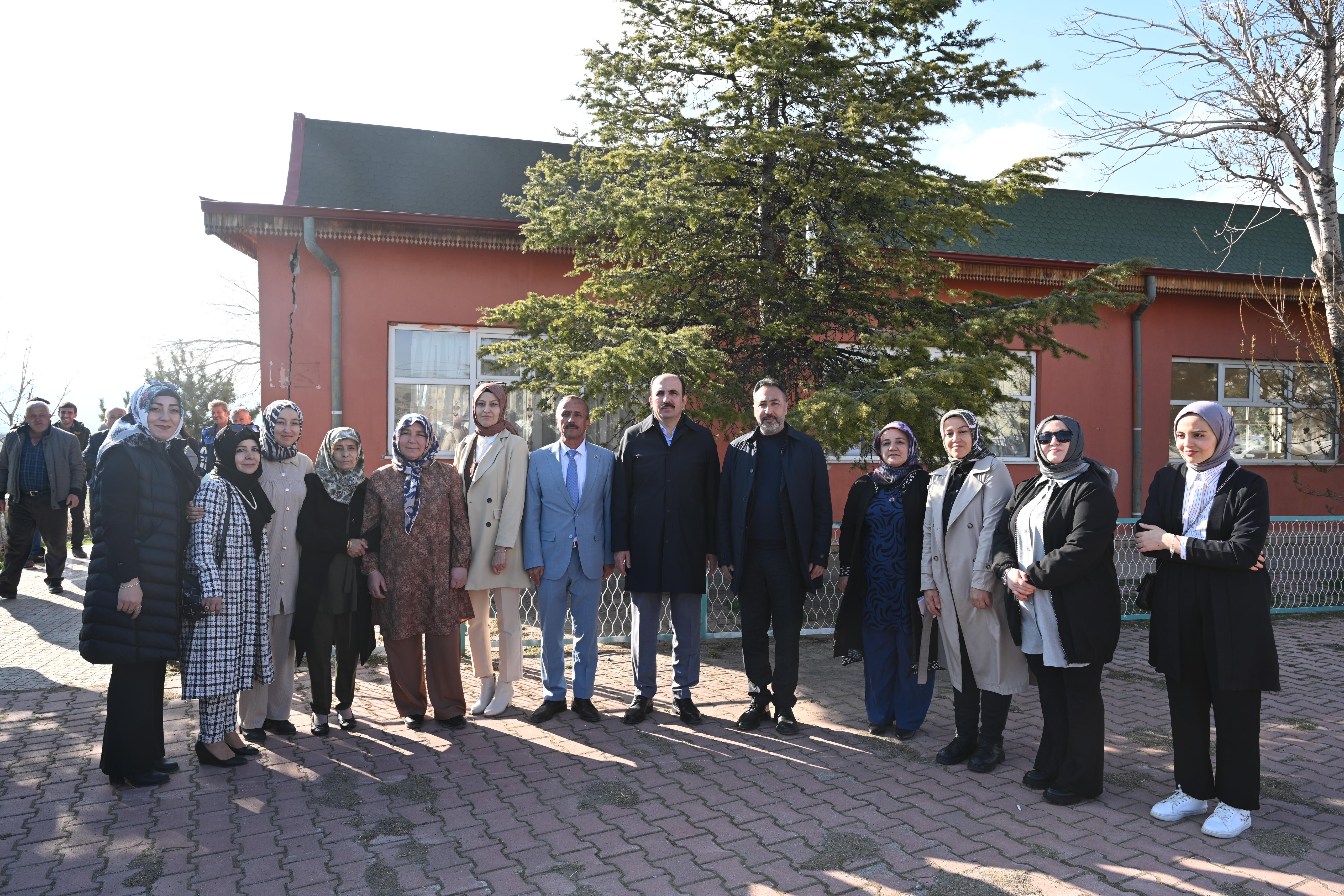 BAŞKAN ALTAY AHIRLI VE YALIHÜYÜK İLÇELERİNİ ZİYARET ETTİ, AHIRLI ÇOK AMAÇLI SALONUN AÇILIŞINI YAPTI
