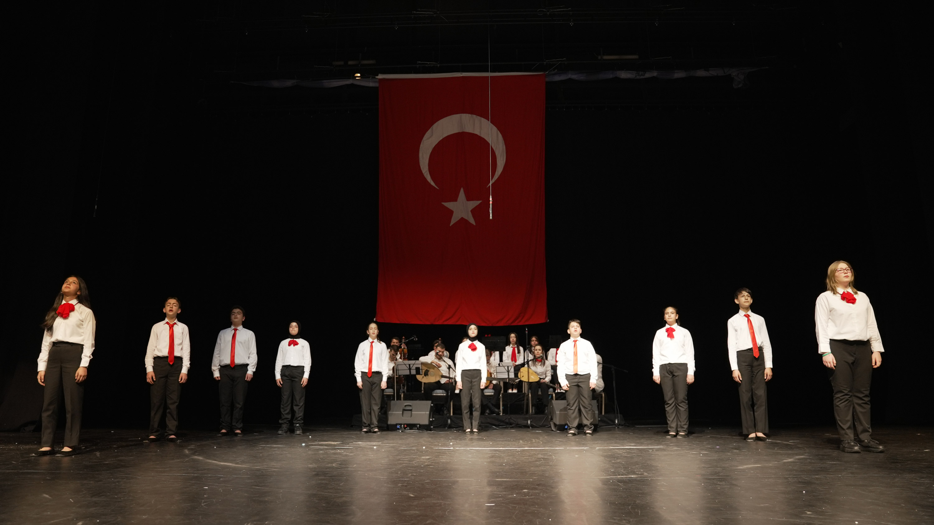 BİLGEHANE ÖĞRENCİLERİNİN ÇANAKKALE KONULU TİYATRO OYUNU BÜYÜK BEĞENİ ALDI