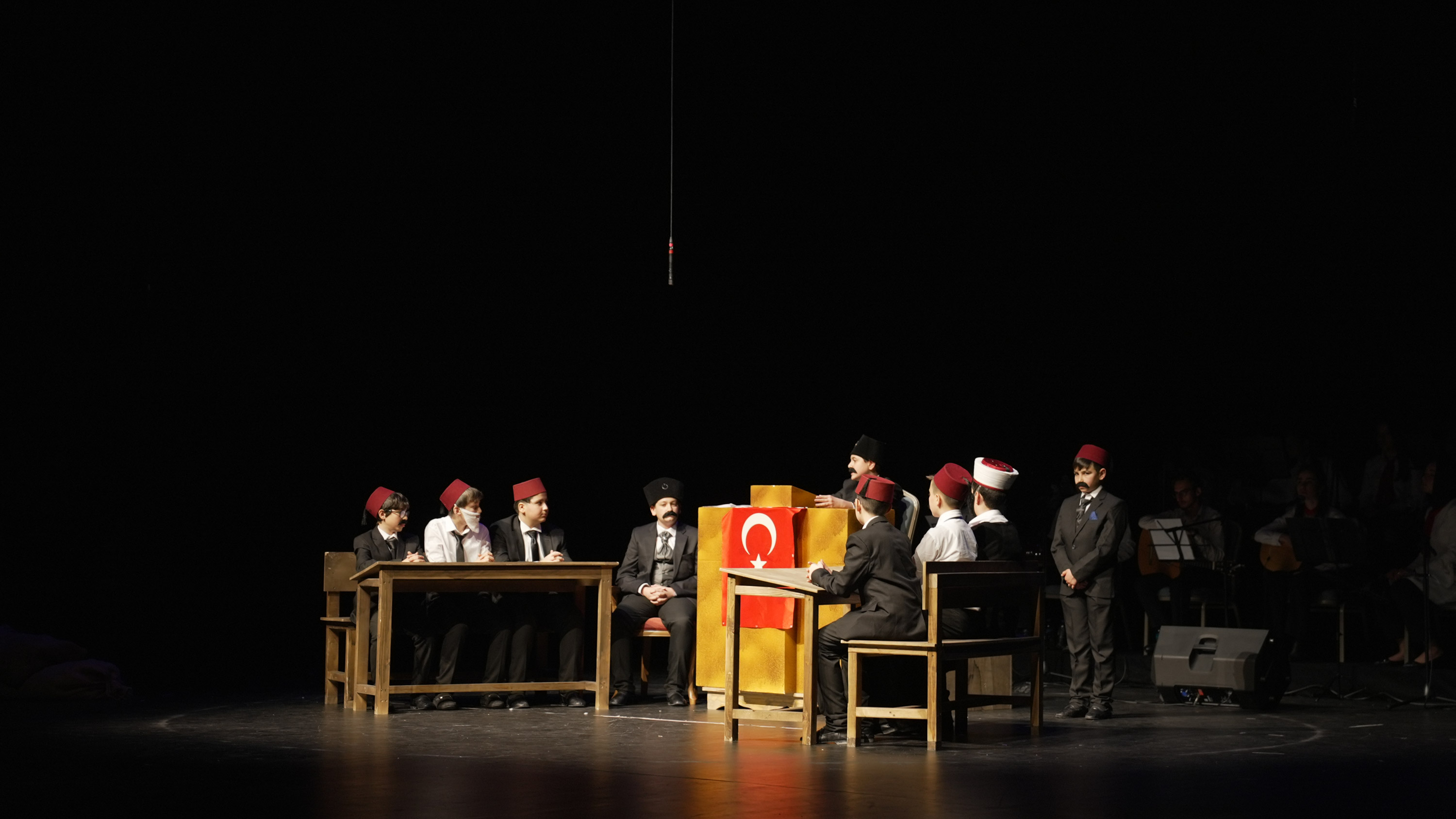 BİLGEHANE ÖĞRENCİLERİNİN ÇANAKKALE KONULU TİYATRO OYUNU BÜYÜK BEĞENİ ALDI