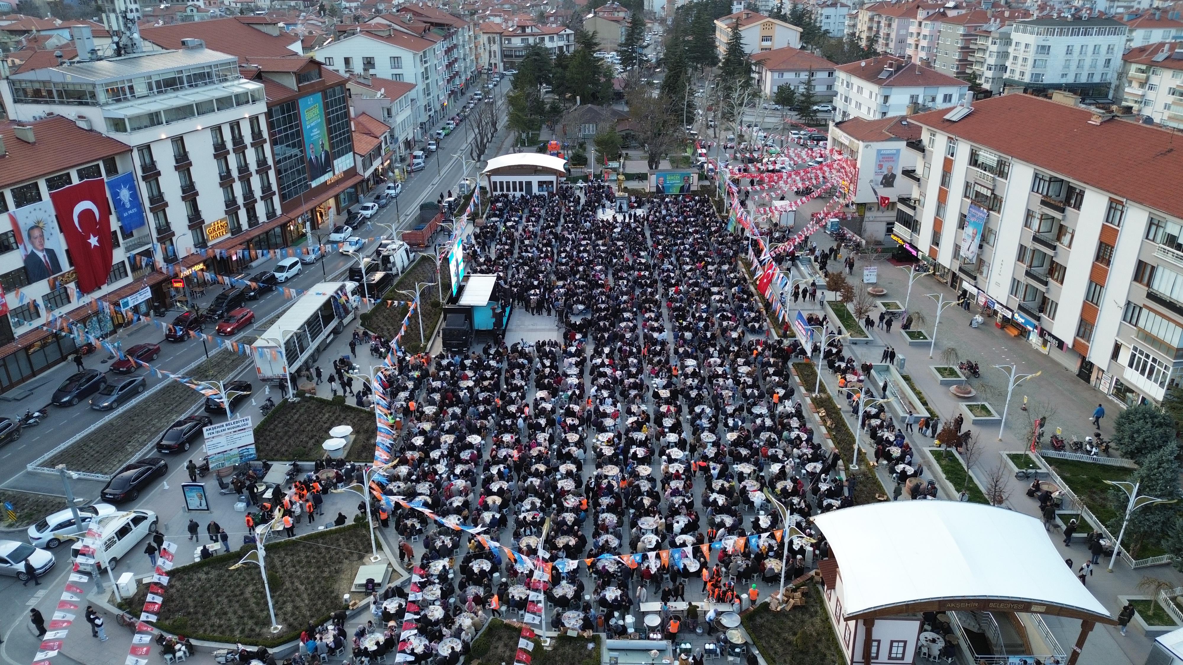 MUSTAFA VARANK VE BAŞKAN ALTAY AKŞEHİRLİLERLE İFTARDA BULUŞTU