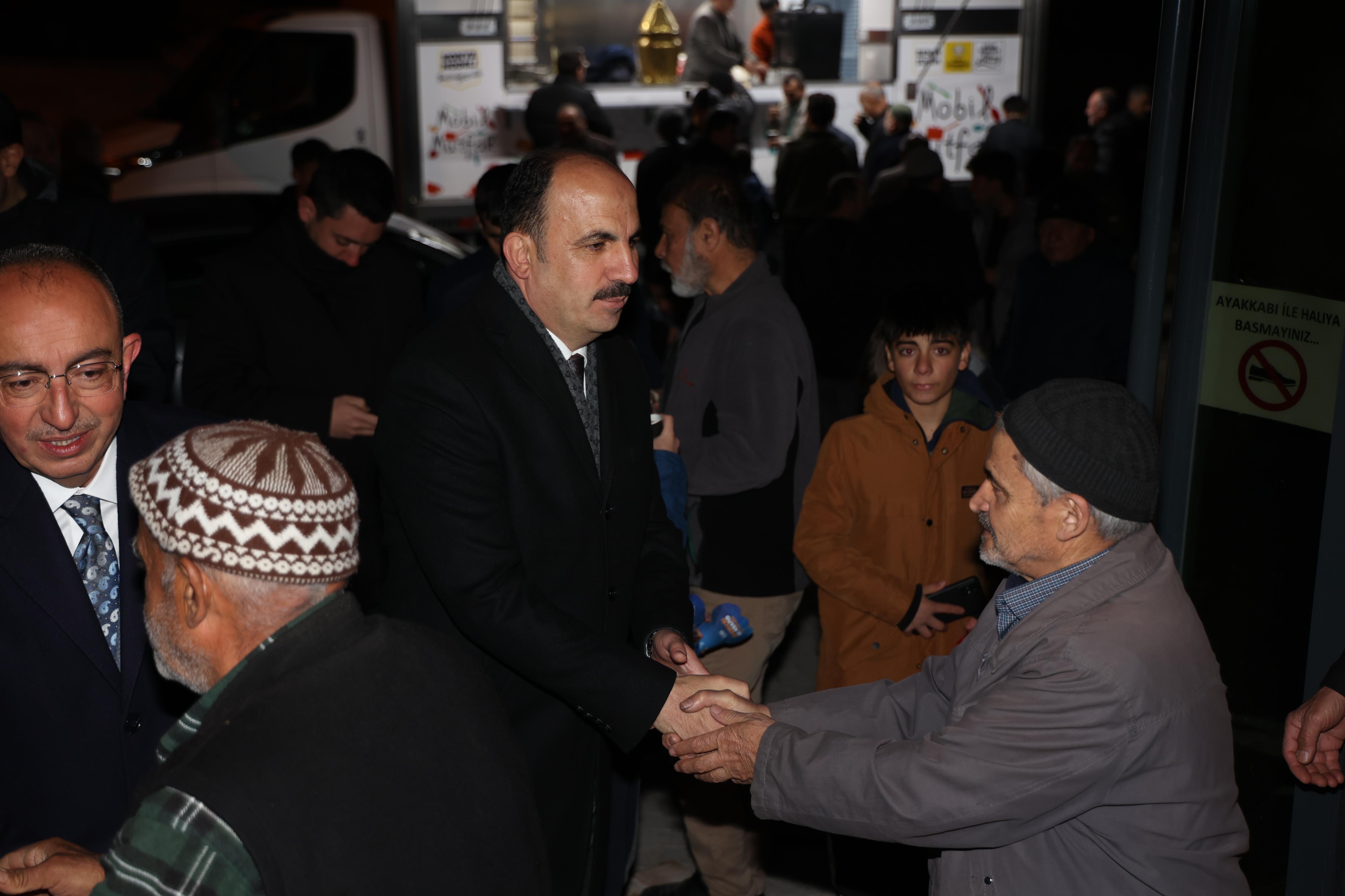 BAŞKAN ALTAY İFTAR ÖNCESİ VE TERAVİH SONRASI KONYALILARLA BULUŞTU