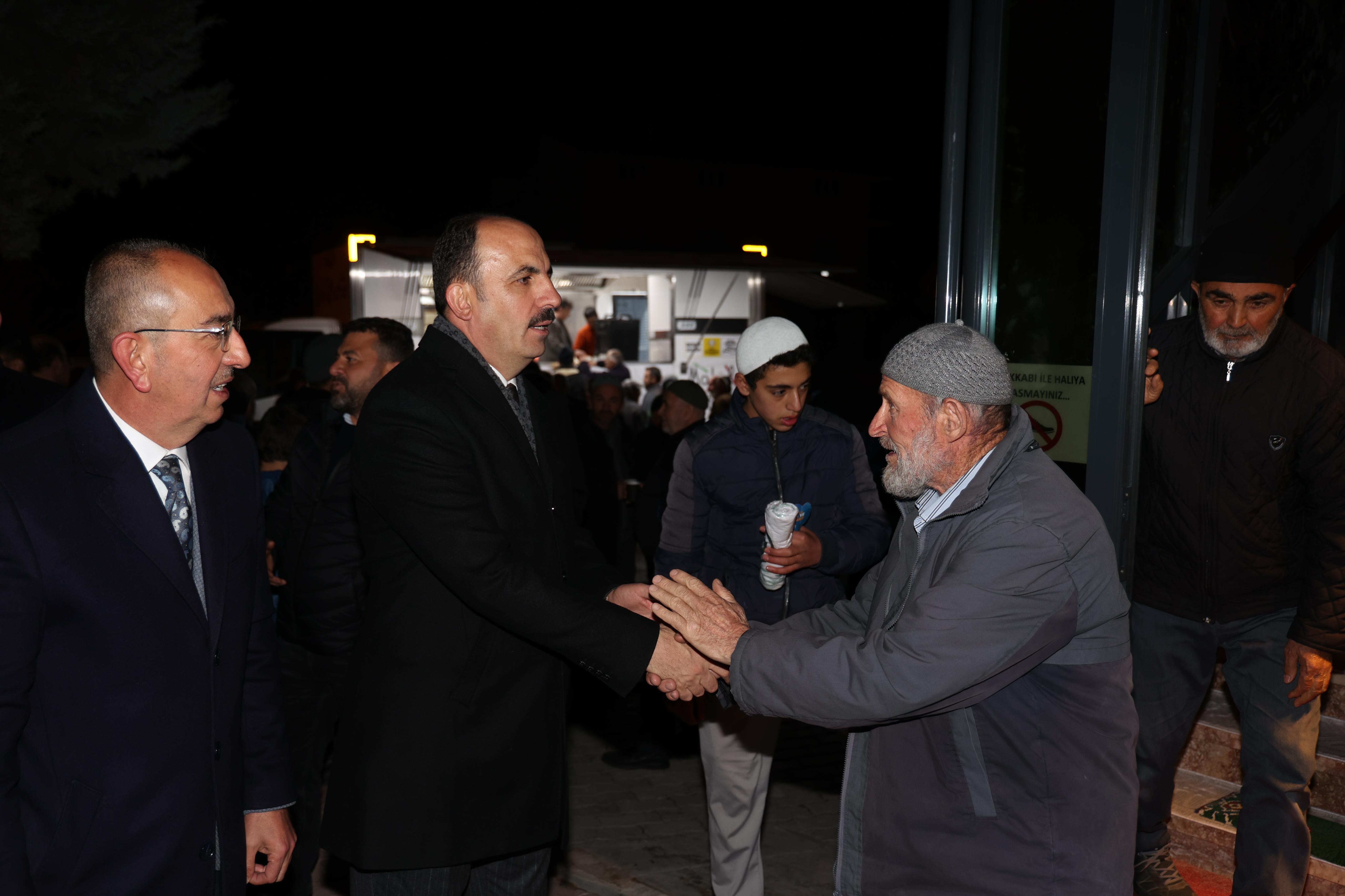 BAŞKAN ALTAY İFTAR ÖNCESİ VE TERAVİH SONRASI KONYALILARLA BULUŞTU