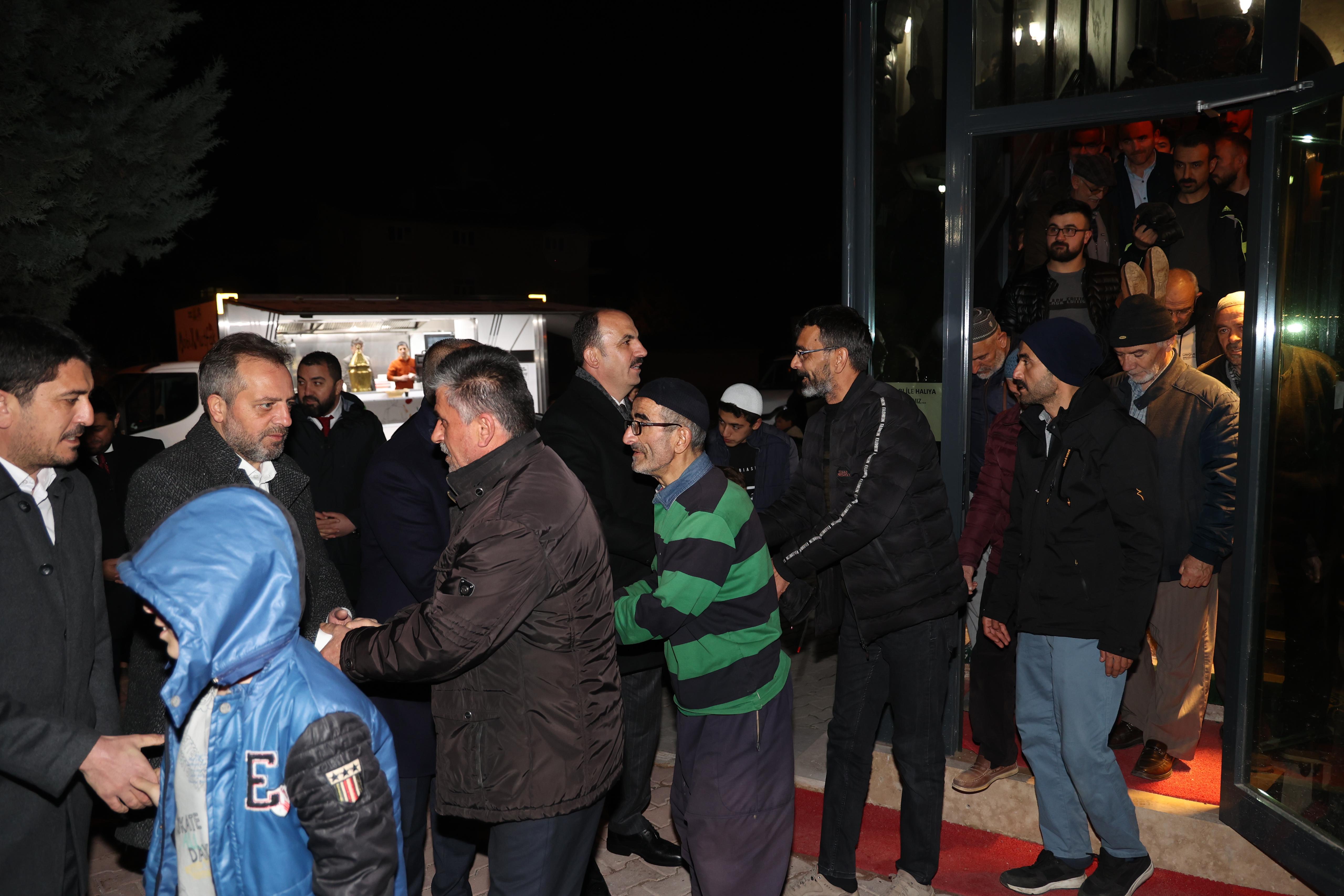 BAŞKAN ALTAY İFTAR ÖNCESİ VE TERAVİH SONRASI KONYALILARLA BULUŞTU