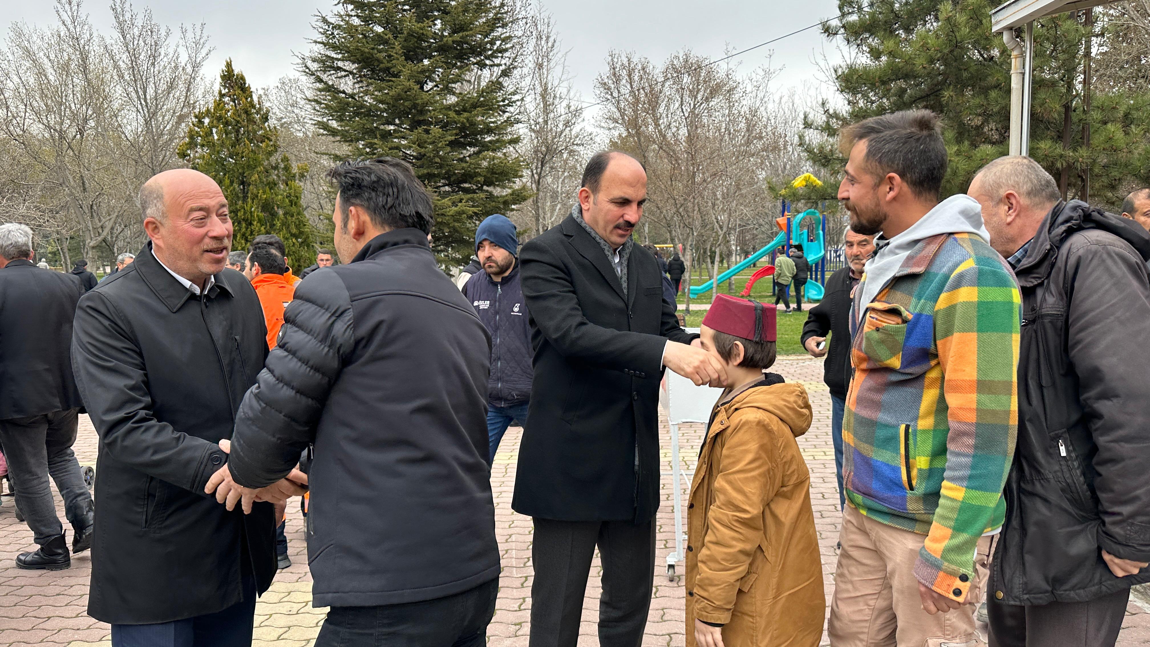 BAŞKAN ALTAY SELÇUKLU MOTORLU VASITALAR SANAYİ CAMİİ’NDE VATANDAŞLARLA BULUŞTU