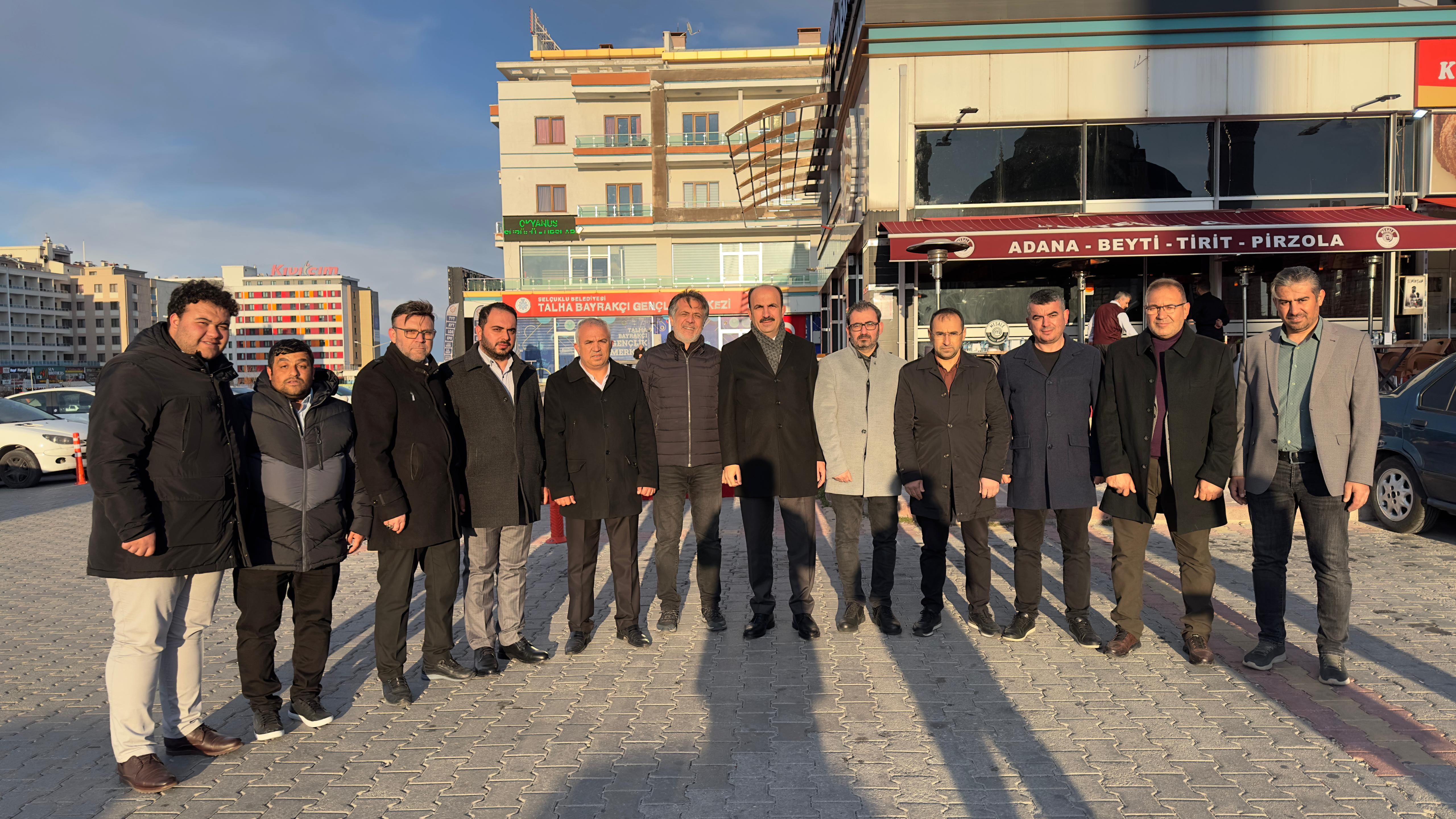 BAŞKAN ALTAY GENÇLERLE VE ESNAFLA BİR ARAYA GELDİ