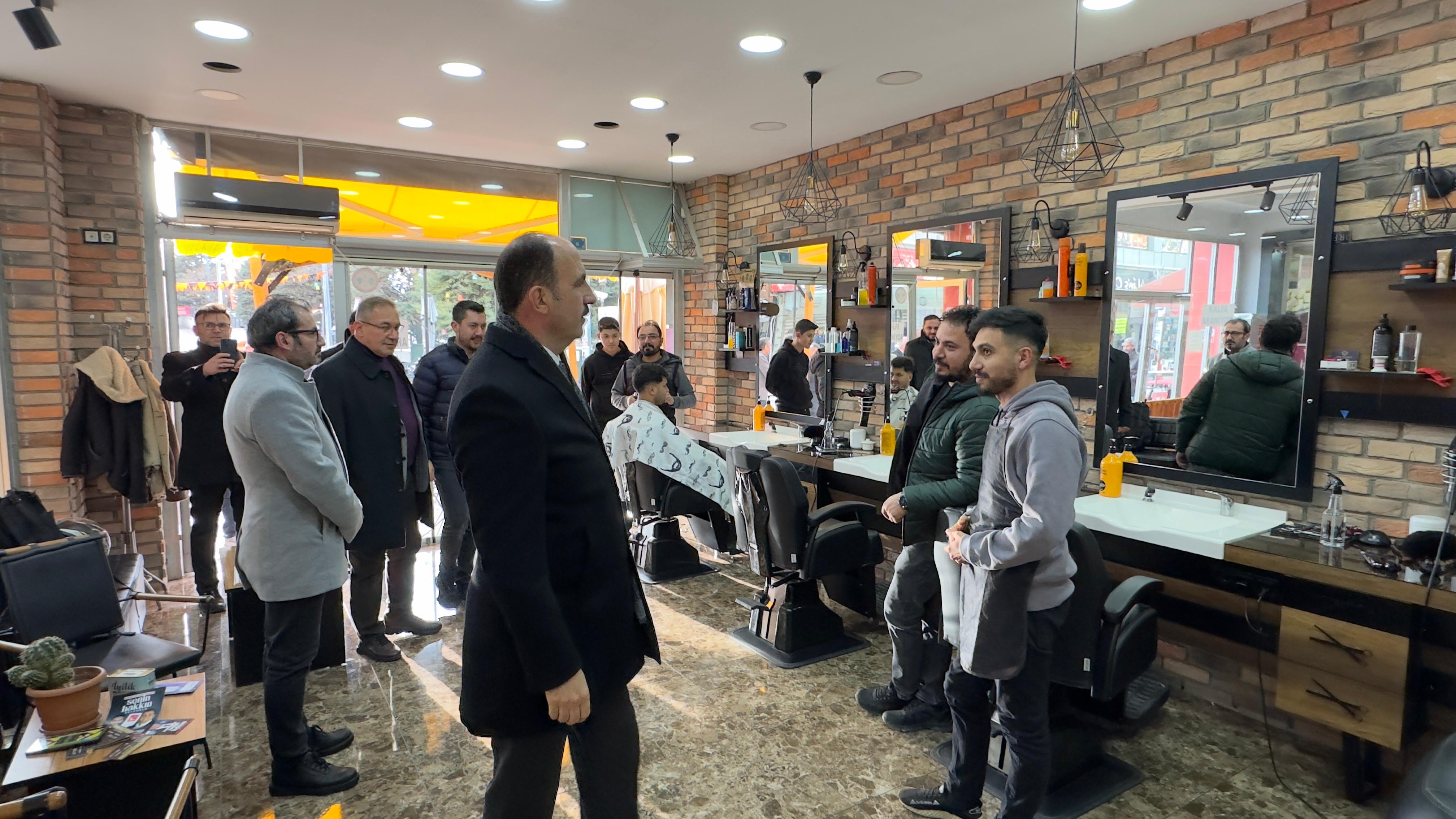 BAŞKAN ALTAY GENÇLERLE VE ESNAFLA BİR ARAYA GELDİ