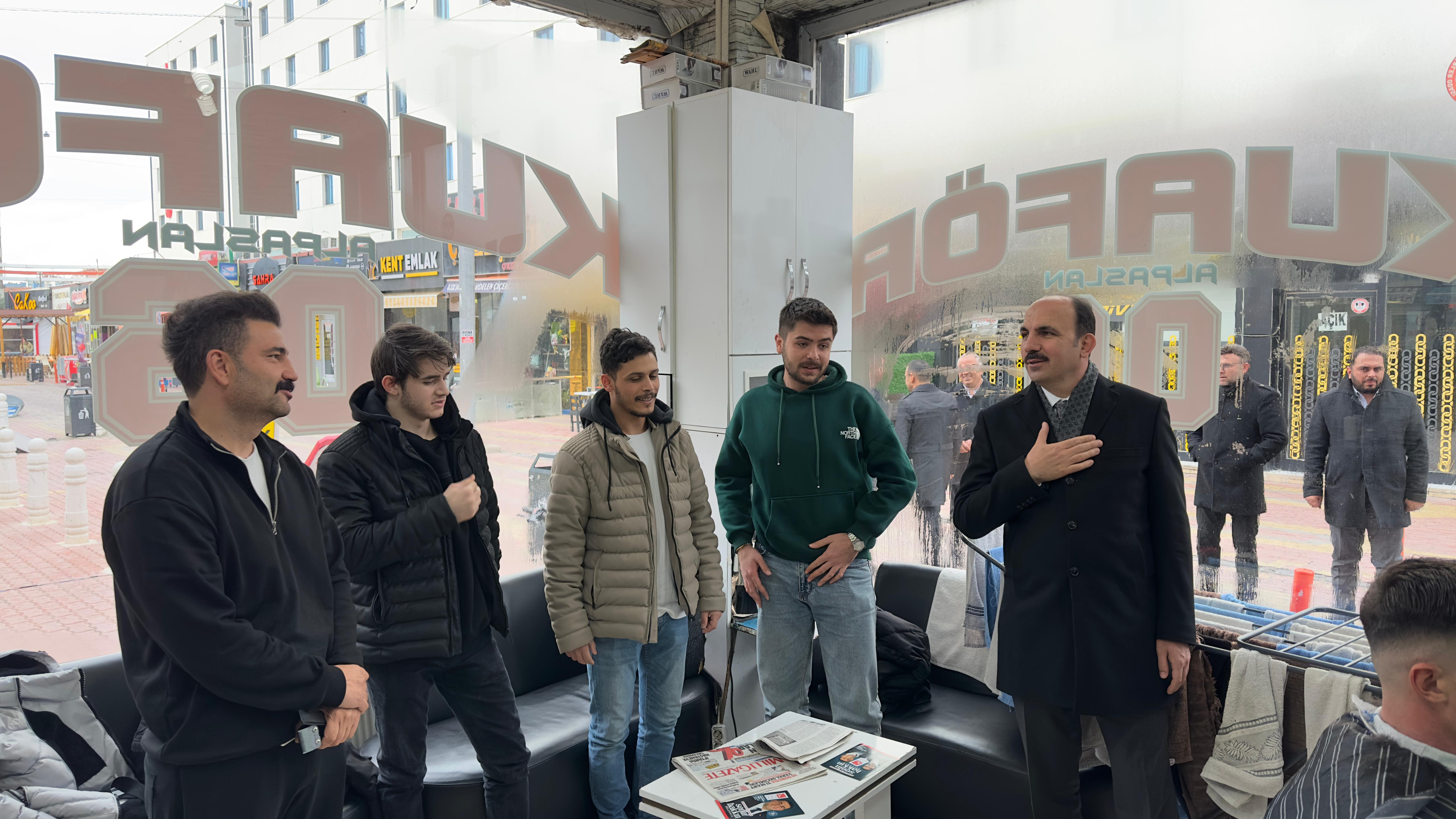 BAŞKAN ALTAY GENÇLERLE VE ESNAFLA BİR ARAYA GELDİ