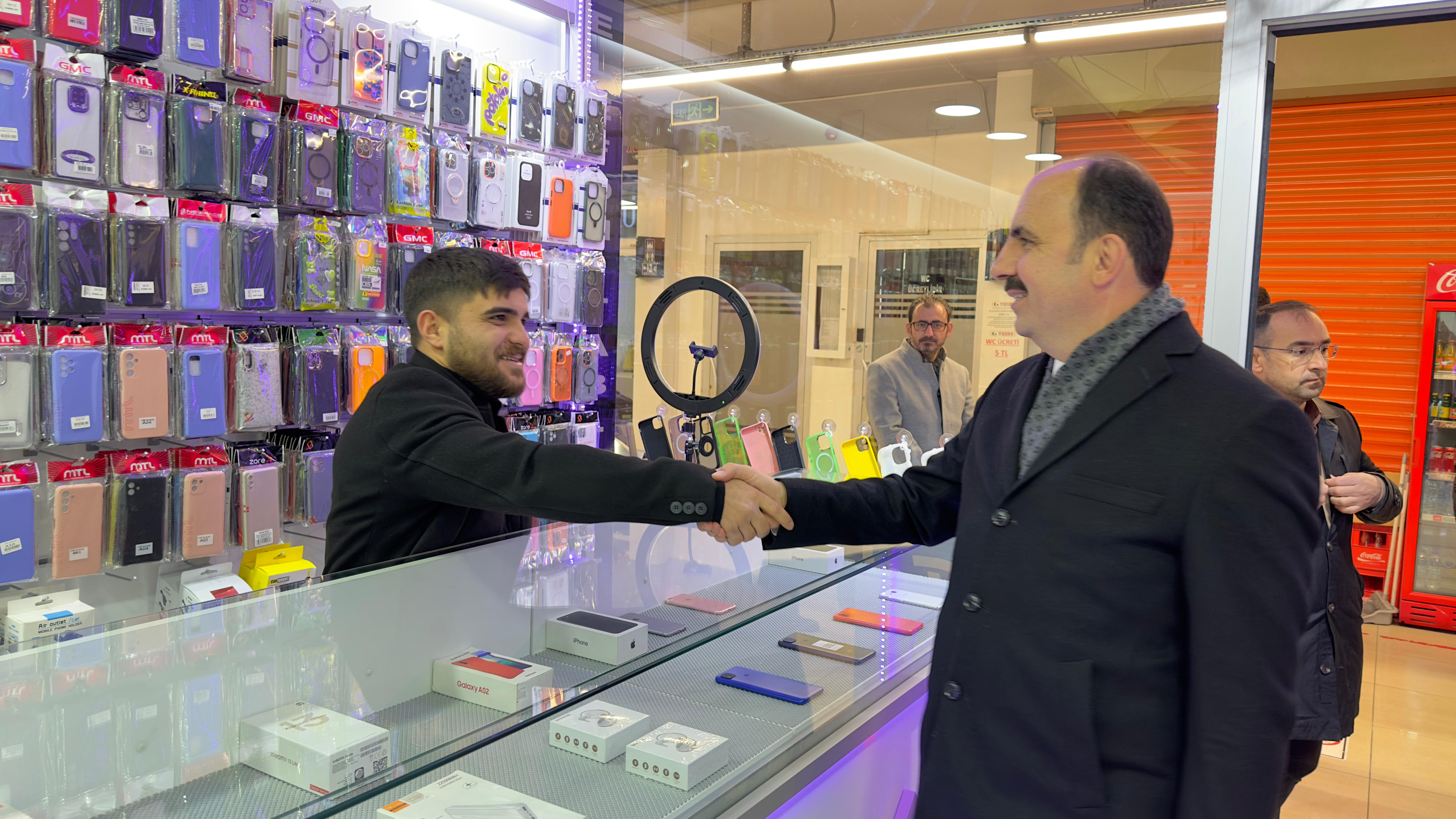 BAŞKAN ALTAY GENÇLERLE VE ESNAFLA BİR ARAYA GELDİ