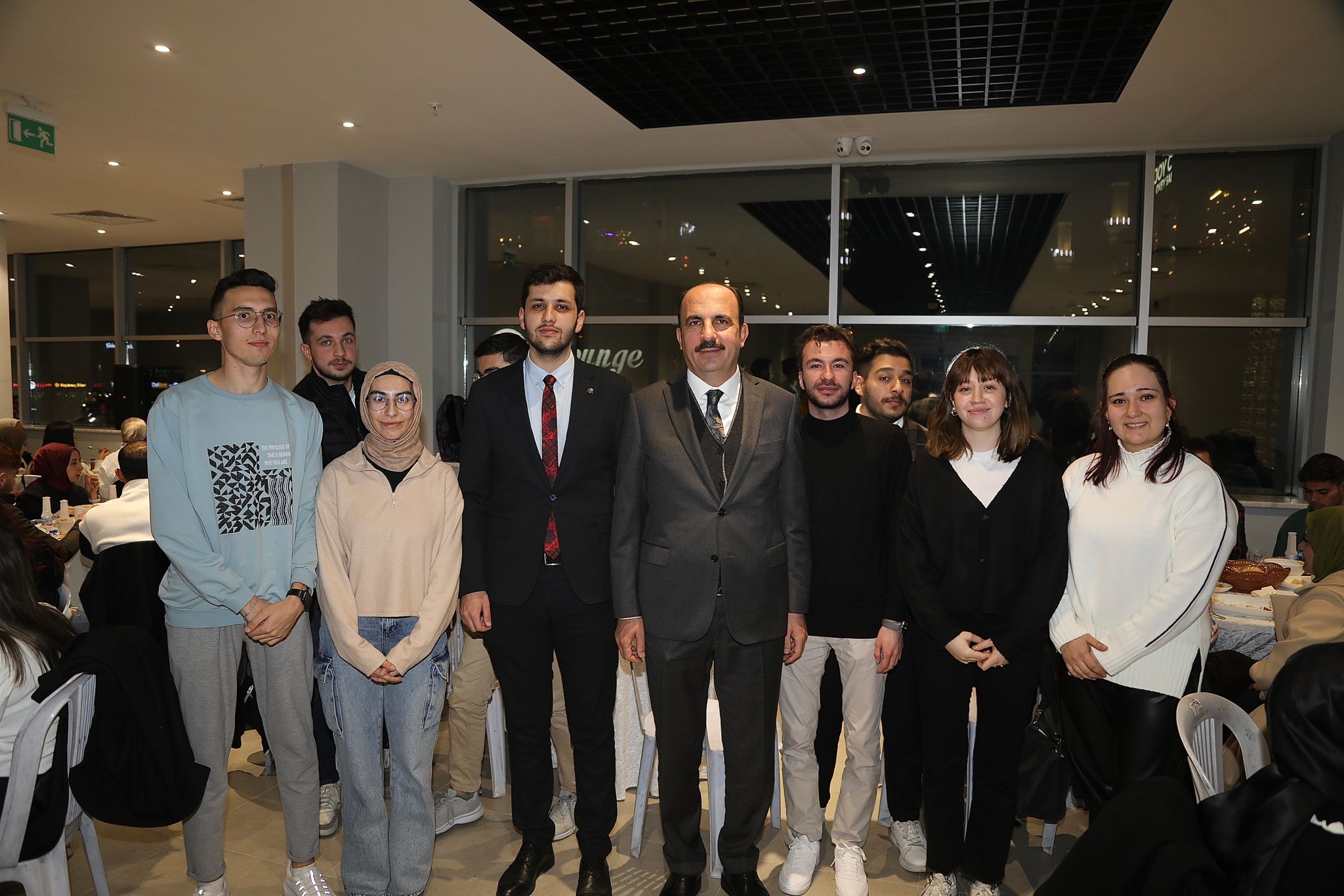 BAŞKAN ALTAY GENÇLERLE VE ESNAFLA BİR ARAYA GELDİ
