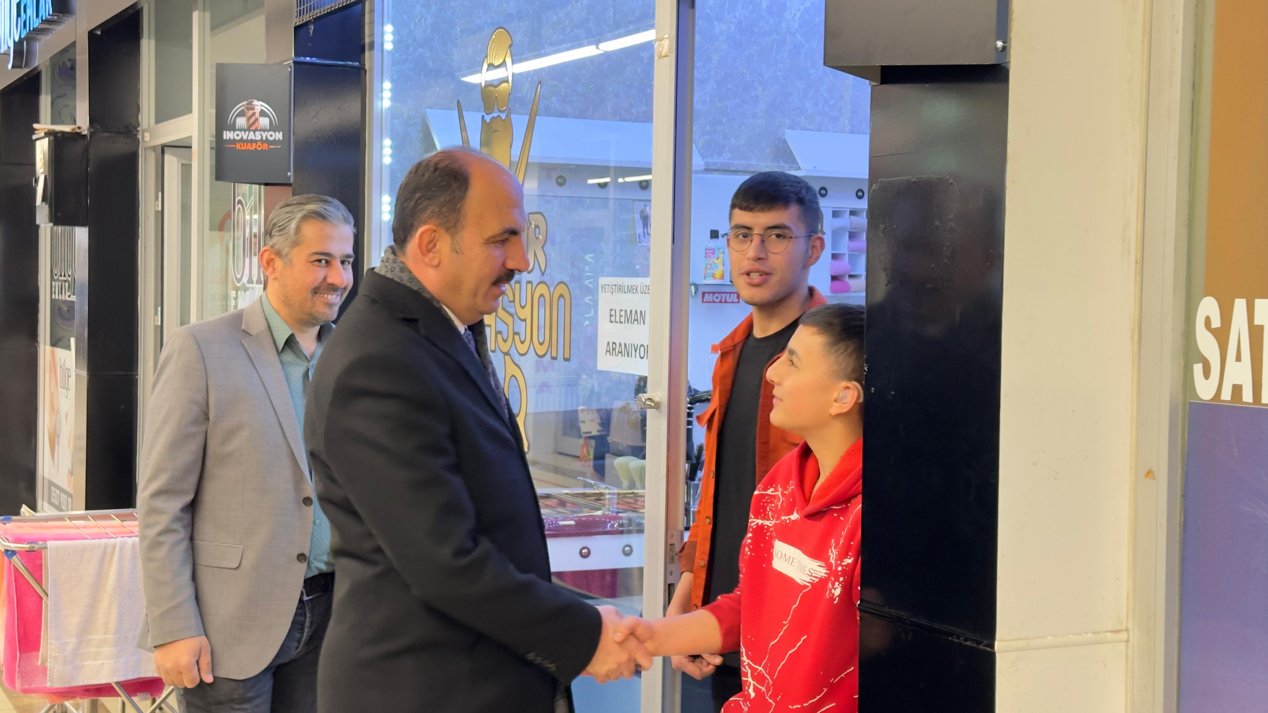 BAŞKAN ALTAY GENÇLERLE VE ESNAFLA BİR ARAYA GELDİ