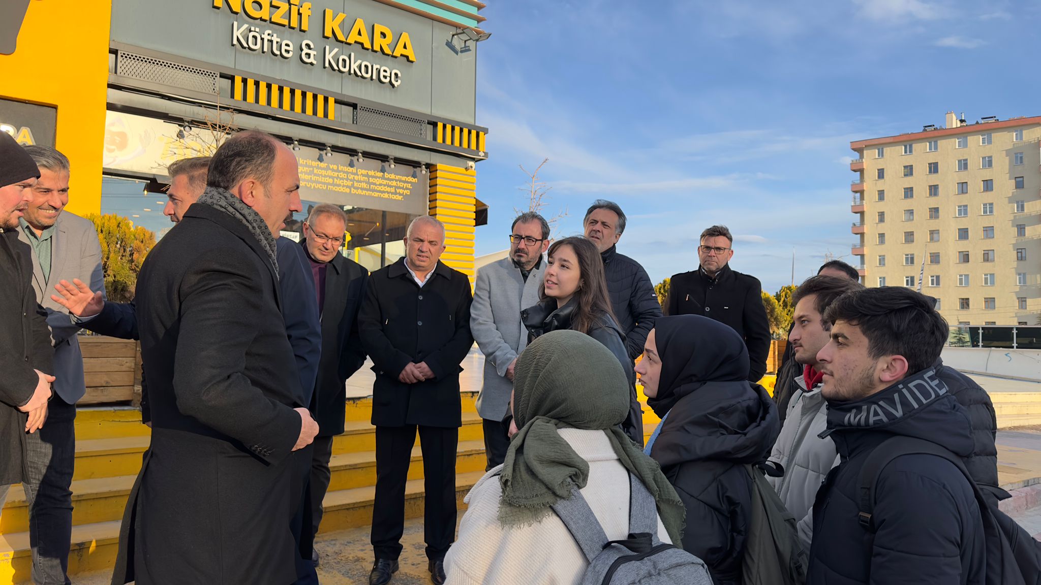 BAŞKAN ALTAY GENÇLERLE VE ESNAFLA BİR ARAYA GELDİ