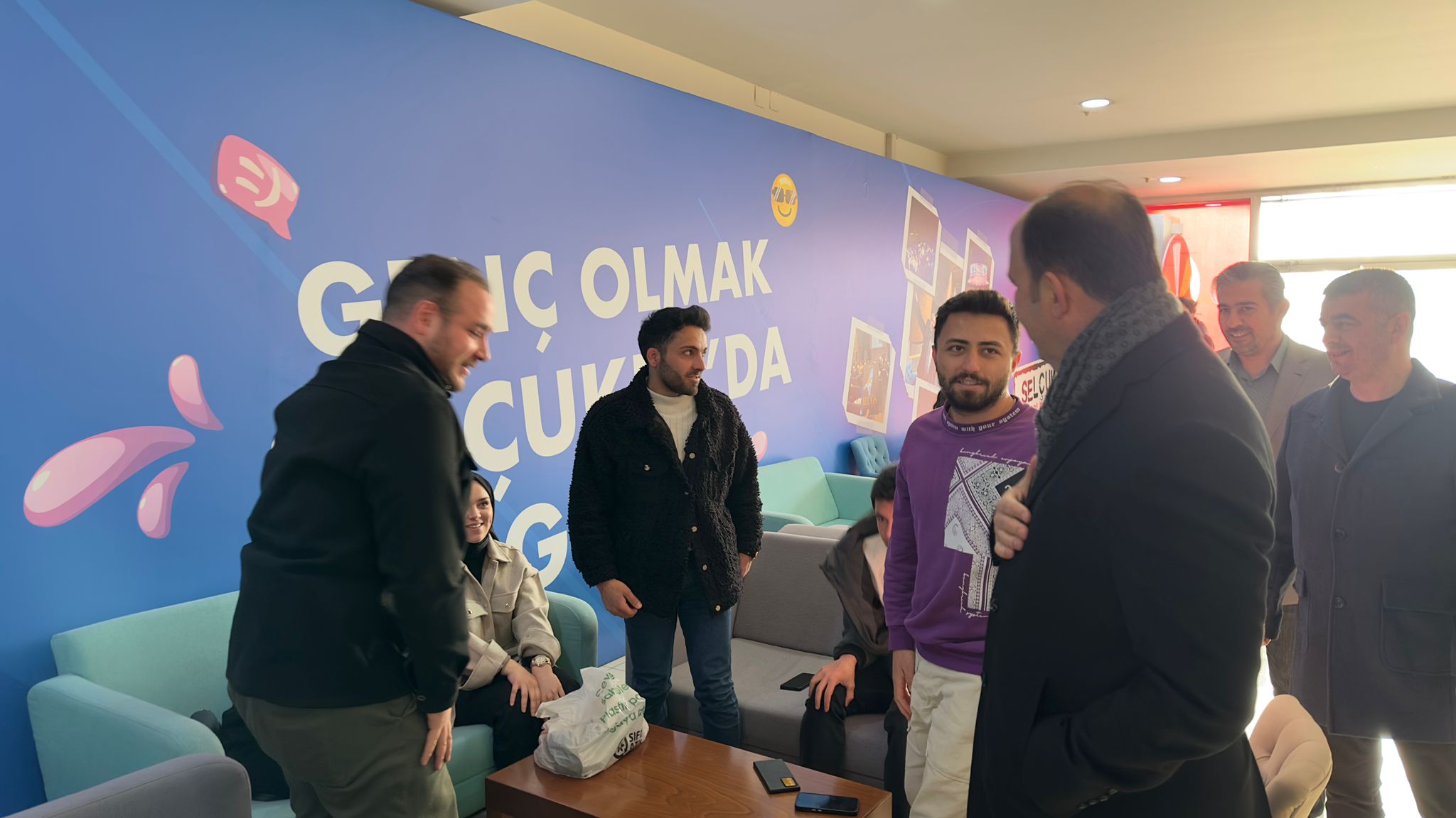 BAŞKAN ALTAY GENÇLERLE VE ESNAFLA BİR ARAYA GELDİ