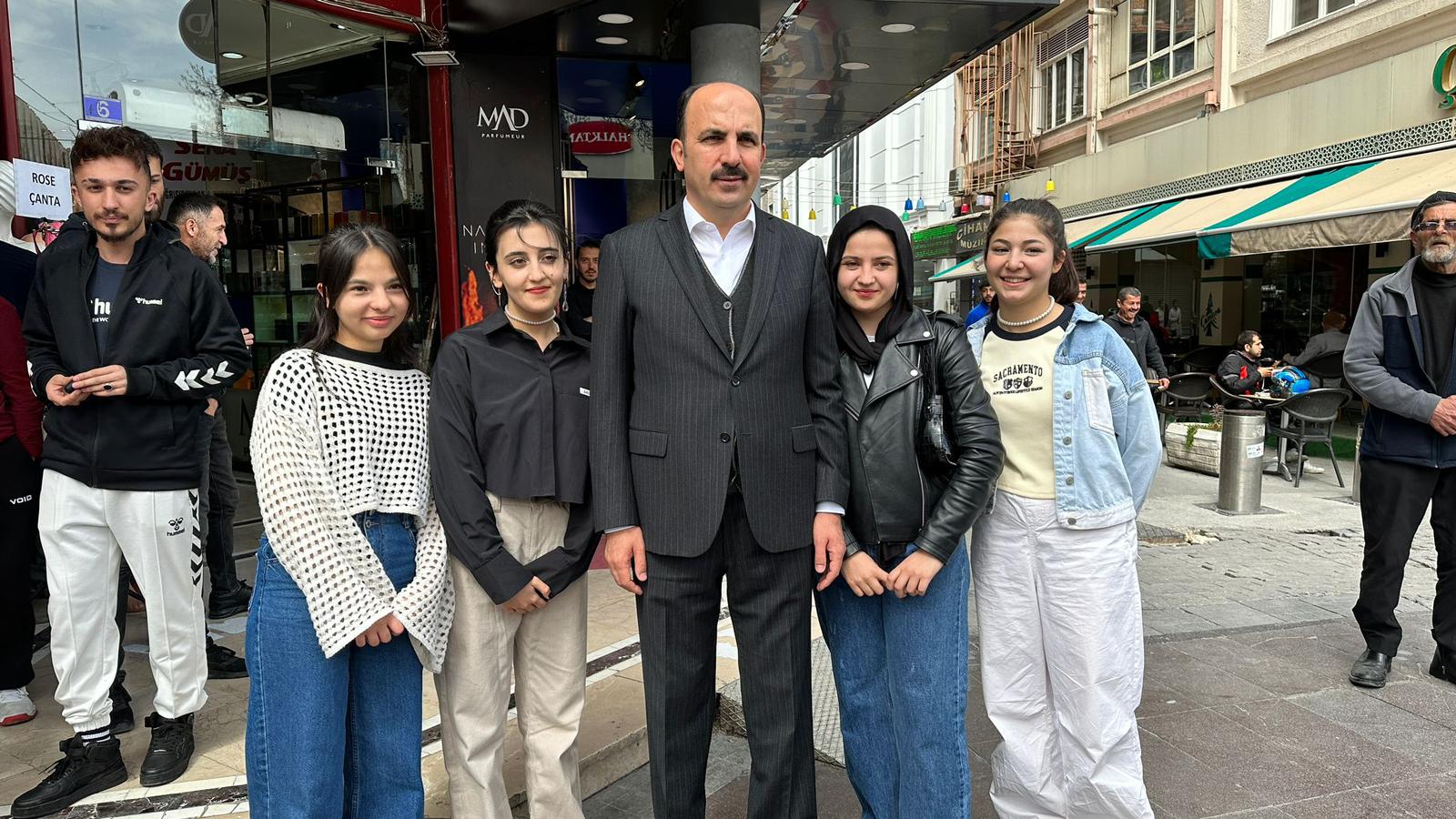 BAŞKAN ALTAY: “GENÇLERLE KURDUĞUMUZ SAĞLAM BAĞ BİZİM İÇİN EN BÜYÜK KAZANIM”