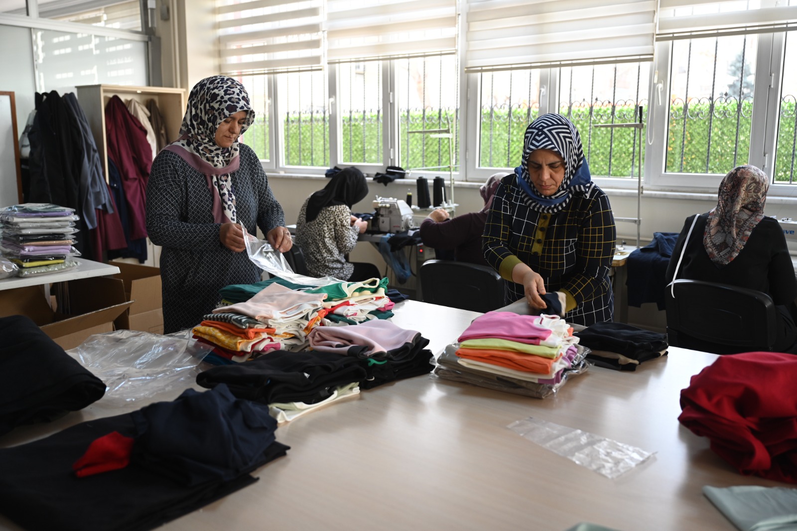 KOMEK BAYRAMDA GAZZELİ ÇOCUKLARIN YÜZÜNÜ GÜLDÜRECEK