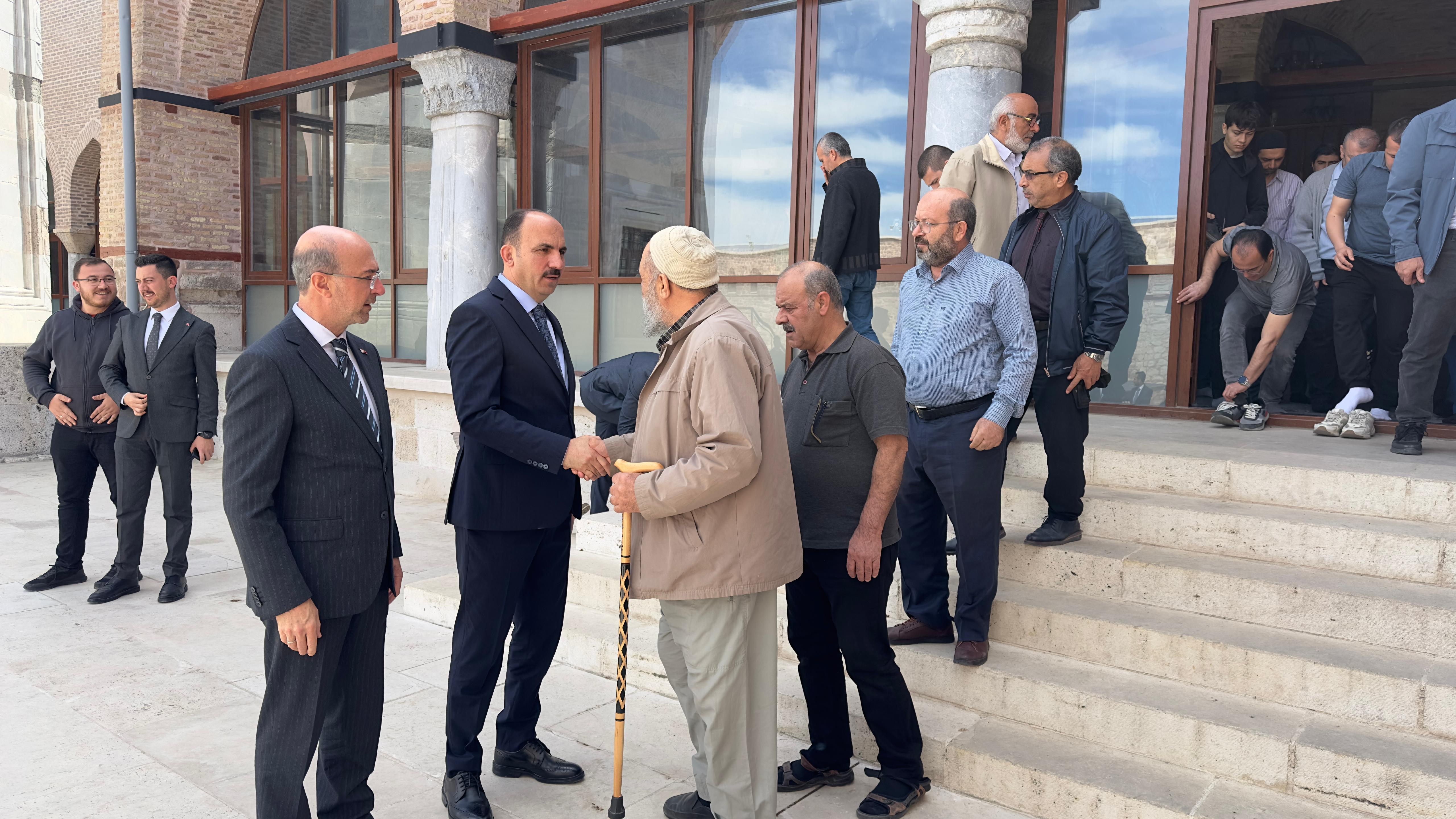 BAŞKAN ALTAY ALAADDİN CAMİİ’NDE VATANDAŞLARLA BULUŞTU