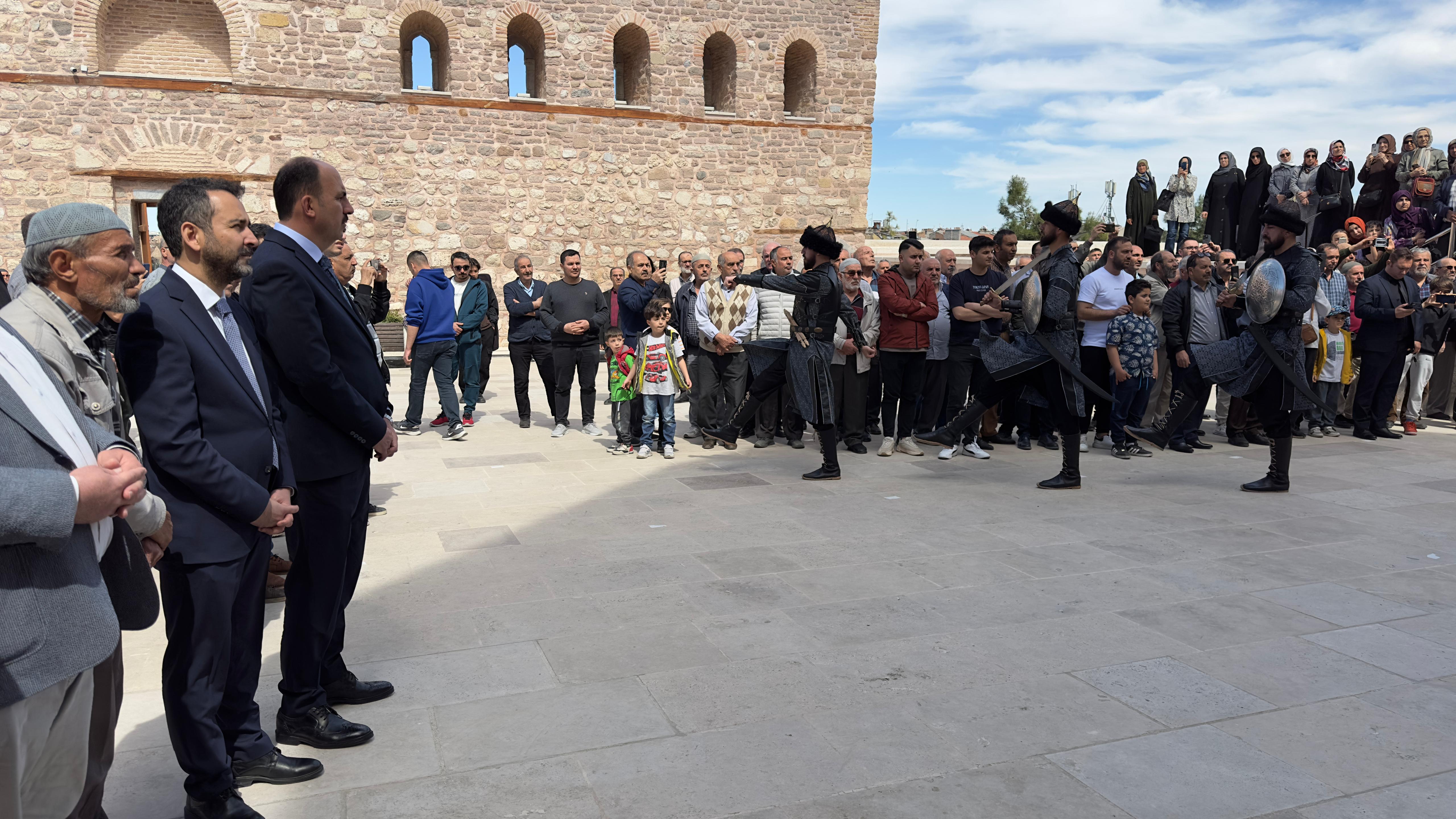 BAŞKAN ALTAY ALAADDİN CAMİİ’NDE VATANDAŞLARLA BULUŞTU