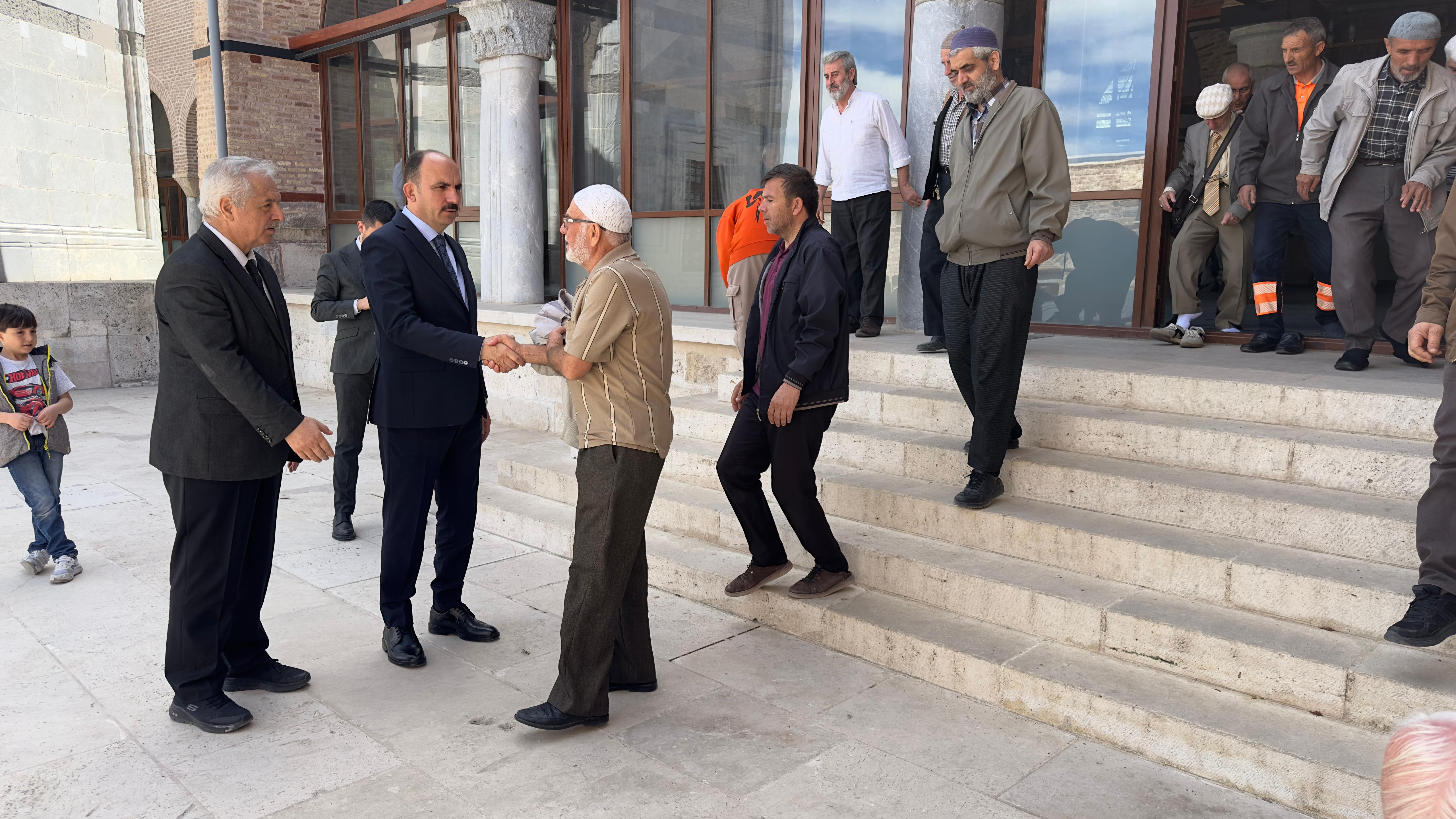 BAŞKAN ALTAY ALAADDİN CAMİİ’NDE VATANDAŞLARLA BULUŞTU