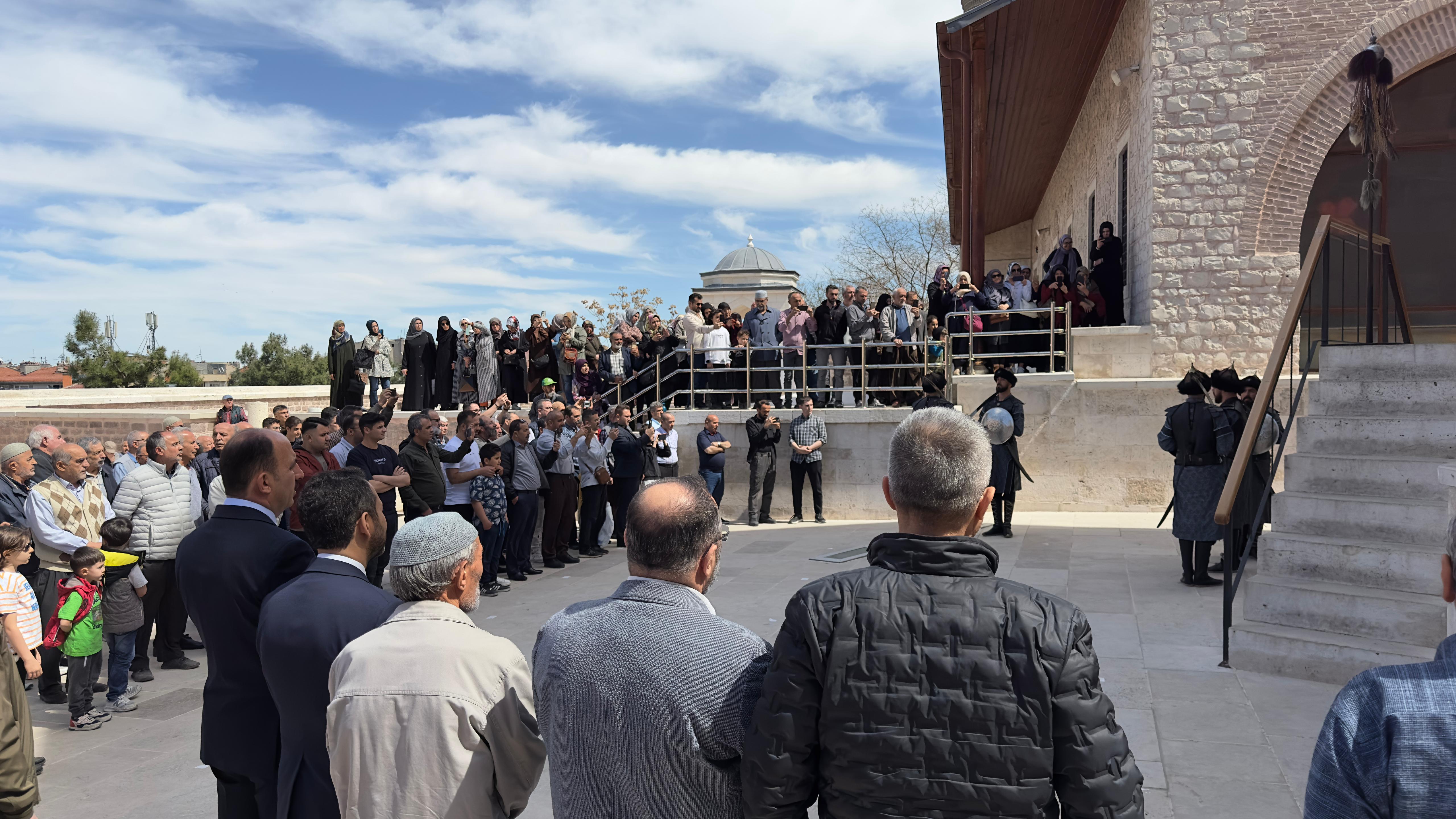BAŞKAN ALTAY ALAADDİN CAMİİ’NDE VATANDAŞLARLA BULUŞTU