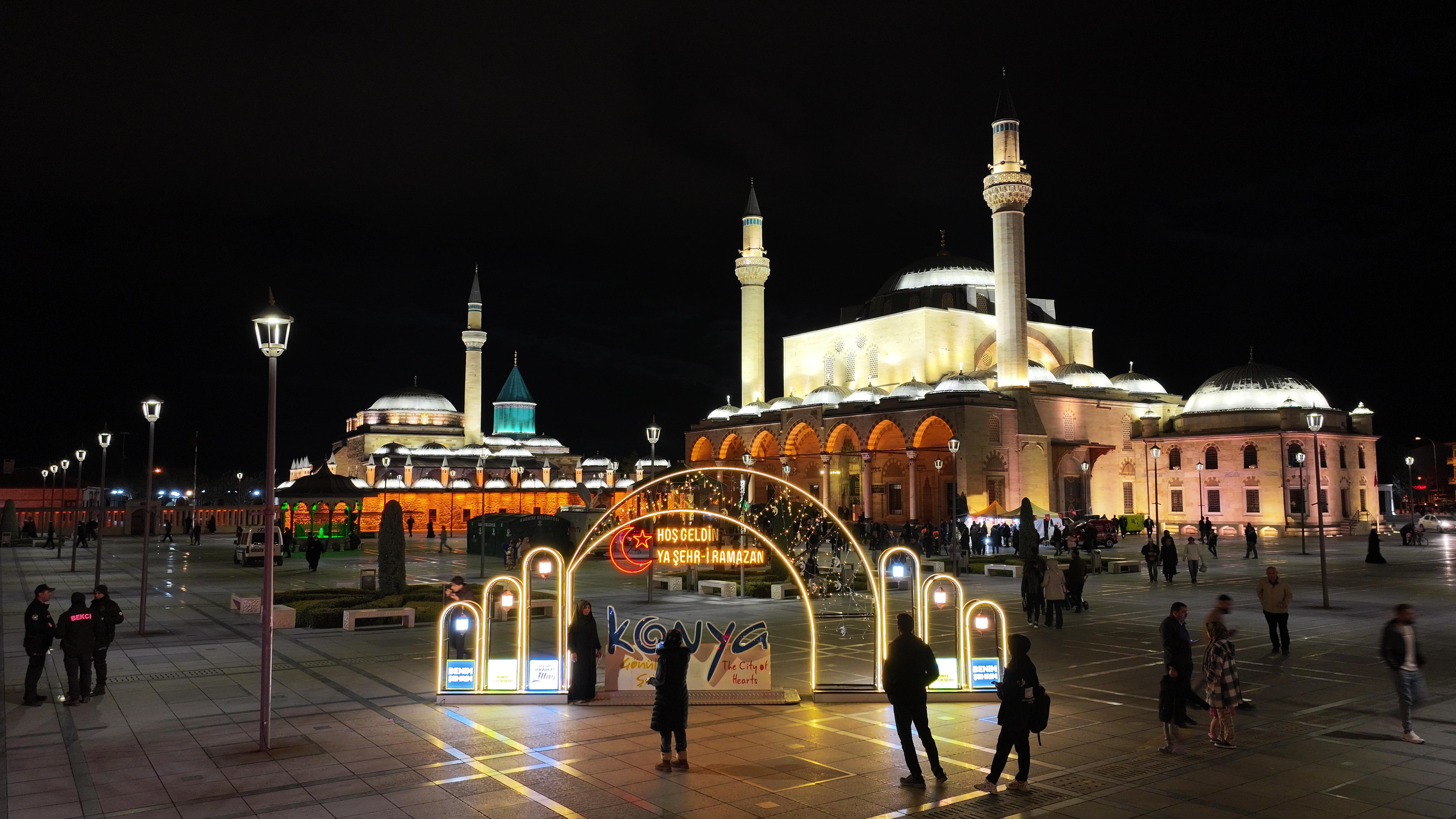 KONYA BÜYÜKŞEHİR’İN IŞIKLI TAG'LARI ŞEHRİN RAMAZAN COŞKUSUNA KATKI YAPIYOR