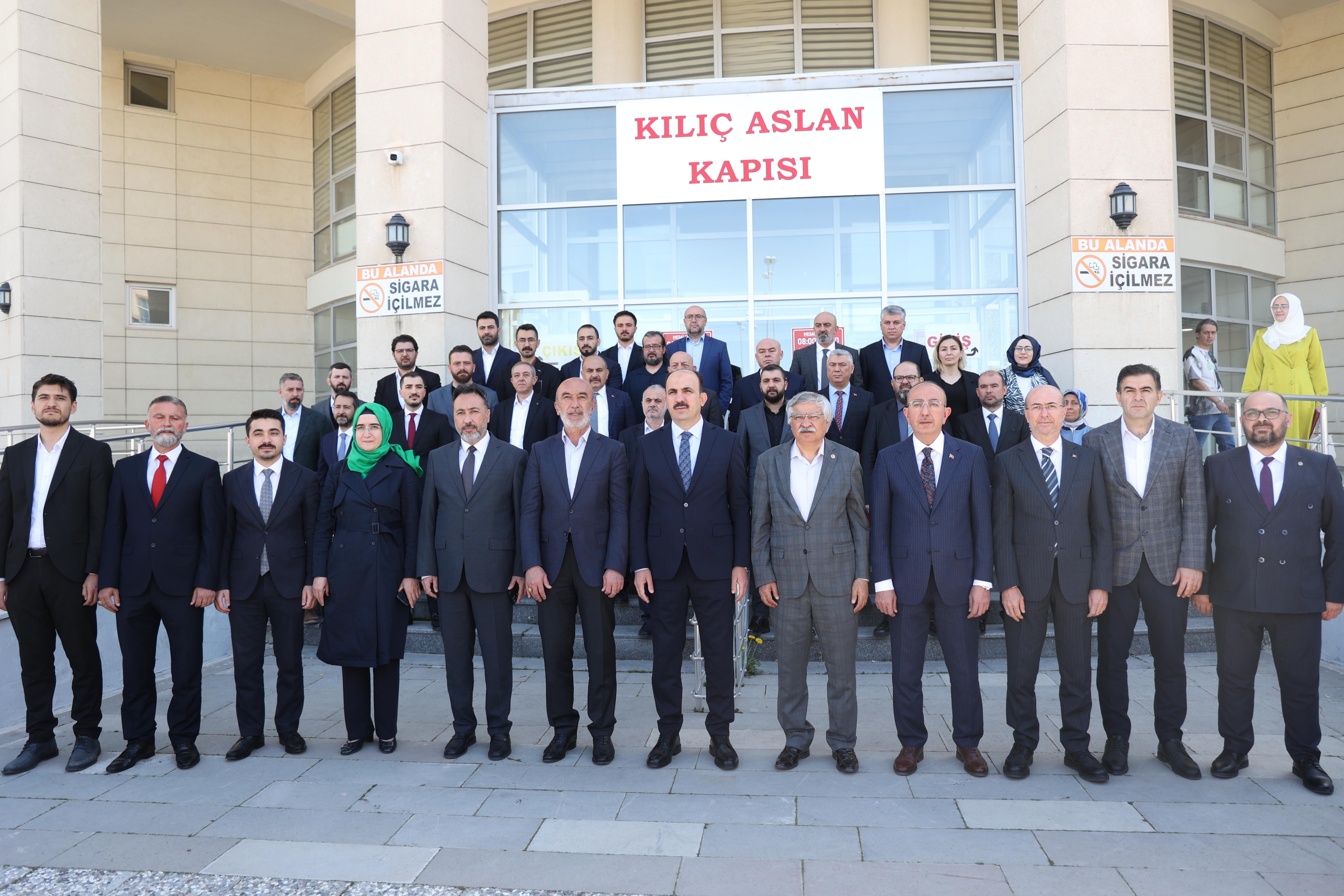 KONYA BÜYÜKŞEHİR BELEDİYE BAŞKANI ALTAY MAZBATASINI ALDI