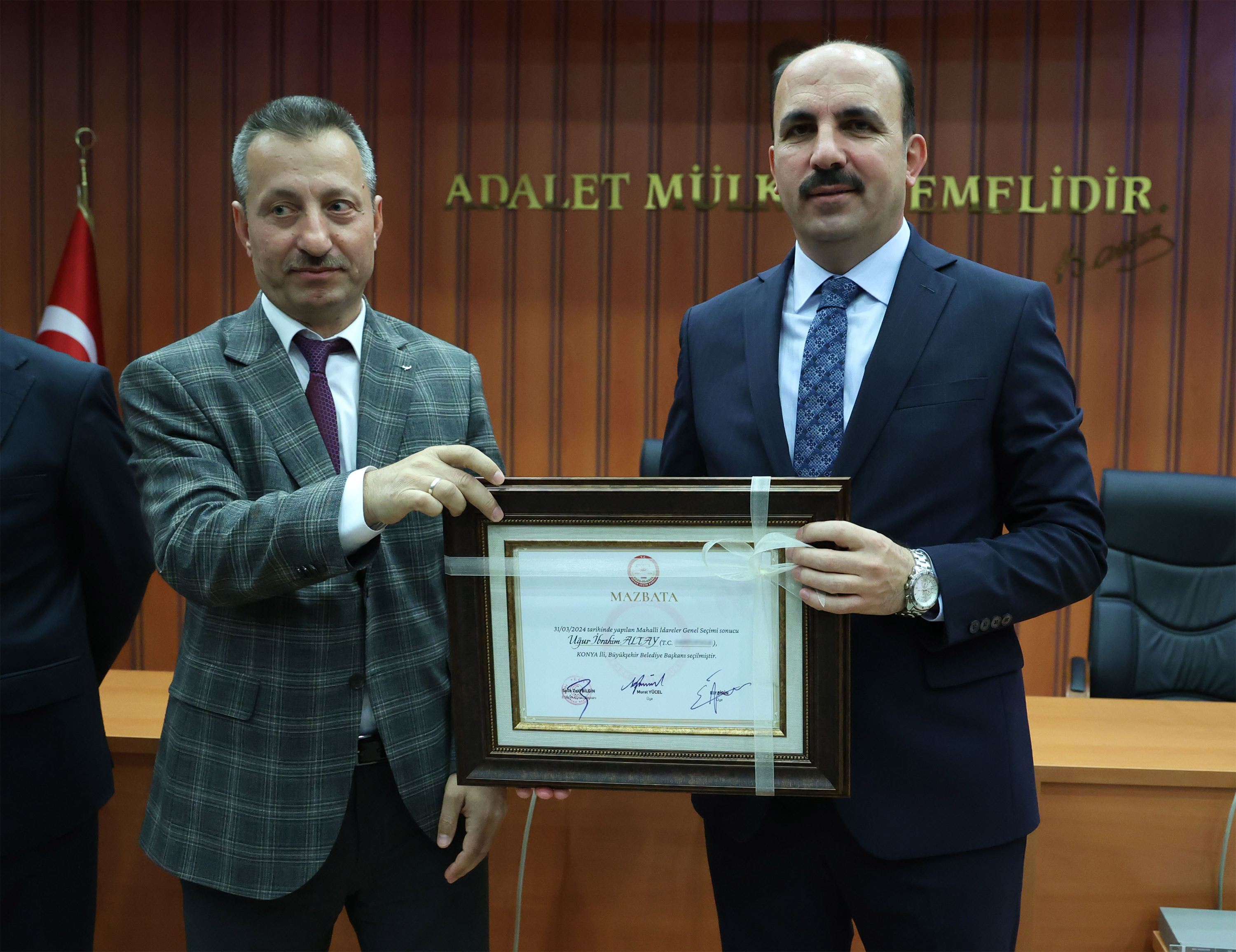 KONYA BÜYÜKŞEHİR BELEDİYE BAŞKANI ALTAY MAZBATASINI ALDI