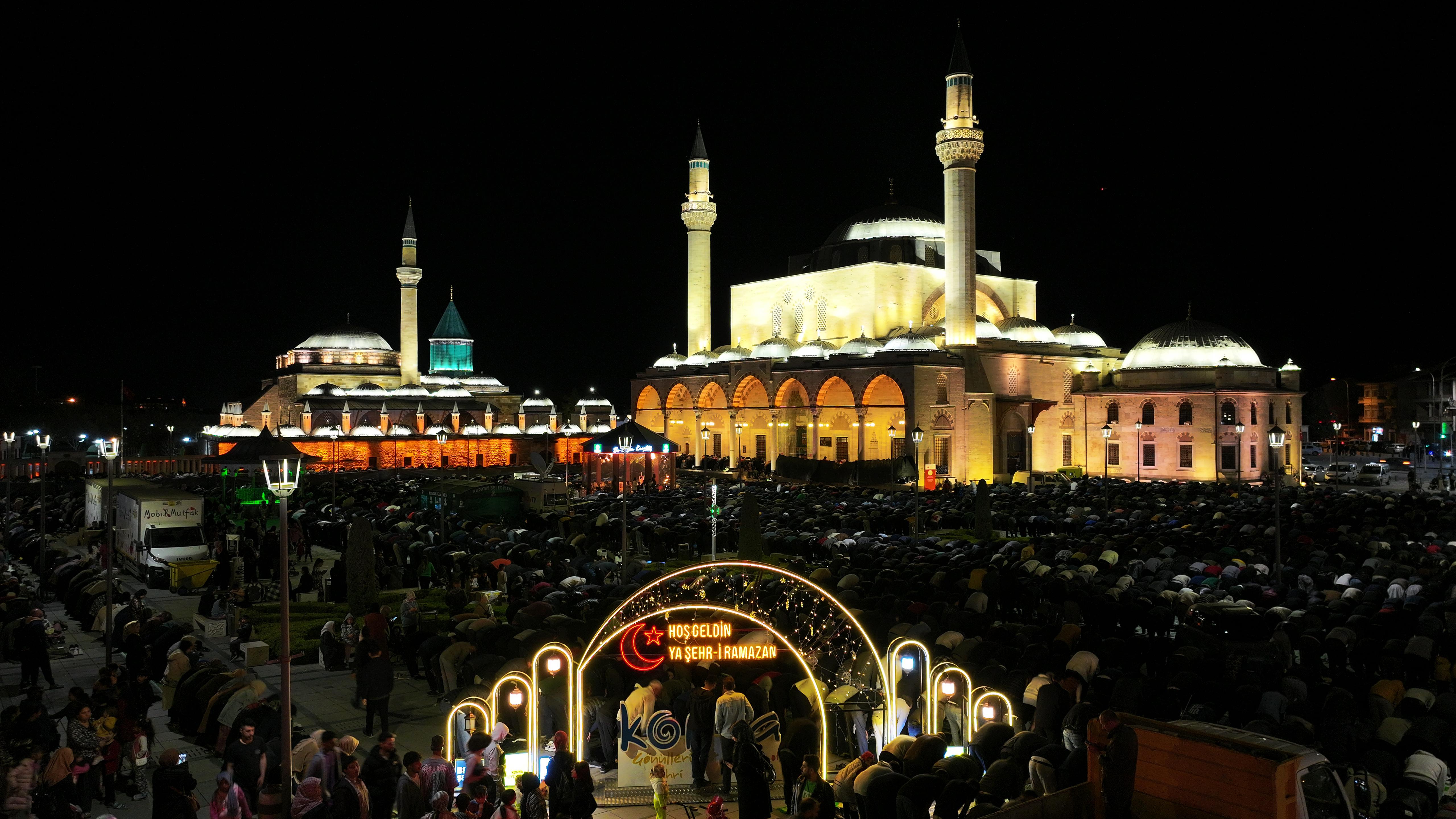 BAŞKAN ALTAY KONYALILARIN KADİR GECESİ COŞKUSUNA ORTAK OLDU