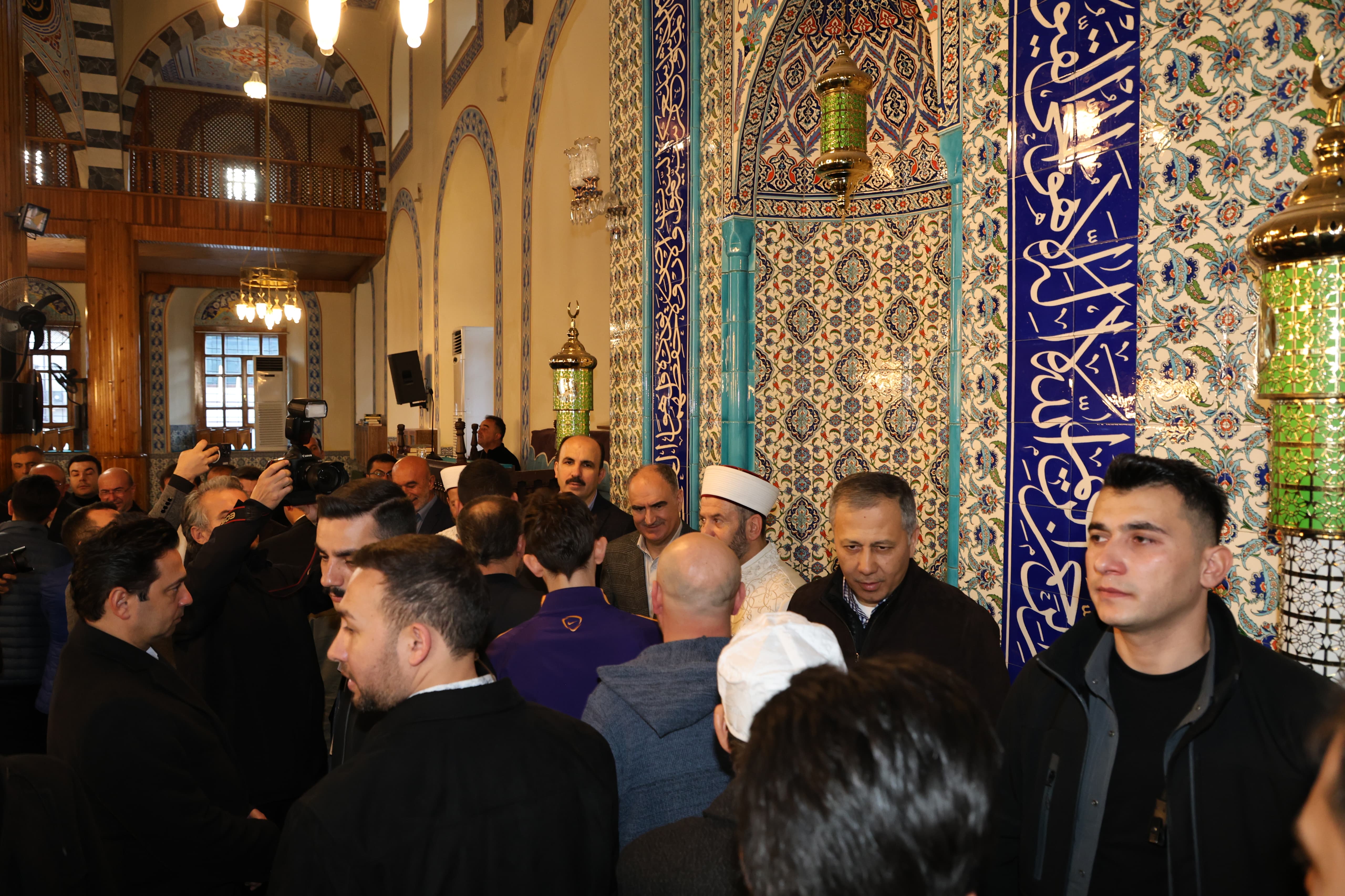 İÇİŞLERİ BAKANI YERLİKAYA BAYRAMIN İLK GÜNÜ KONYALILARLA BULUŞTU