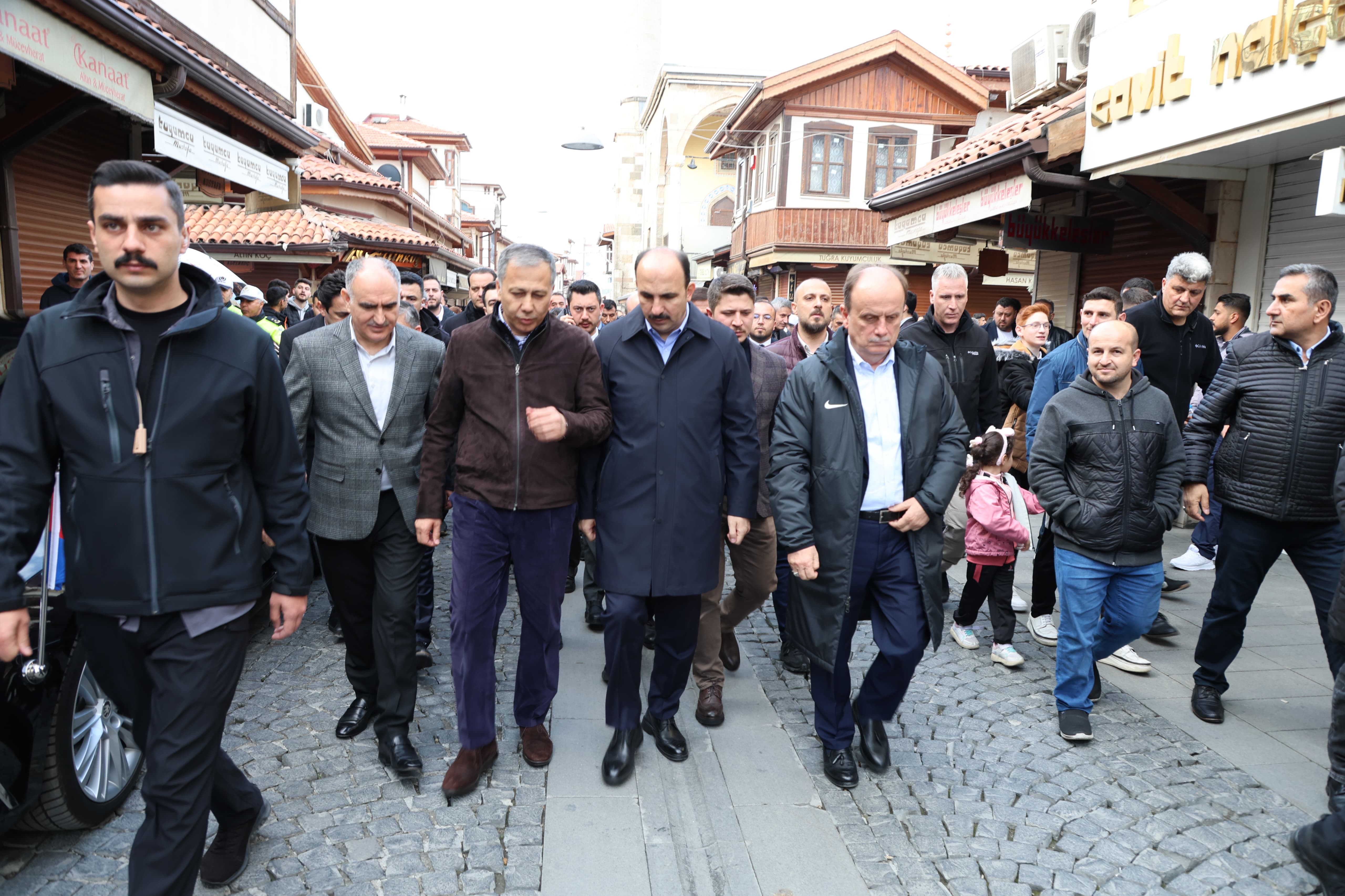 İÇİŞLERİ BAKANI YERLİKAYA BAYRAMIN İLK GÜNÜ KONYALILARLA BULUŞTU