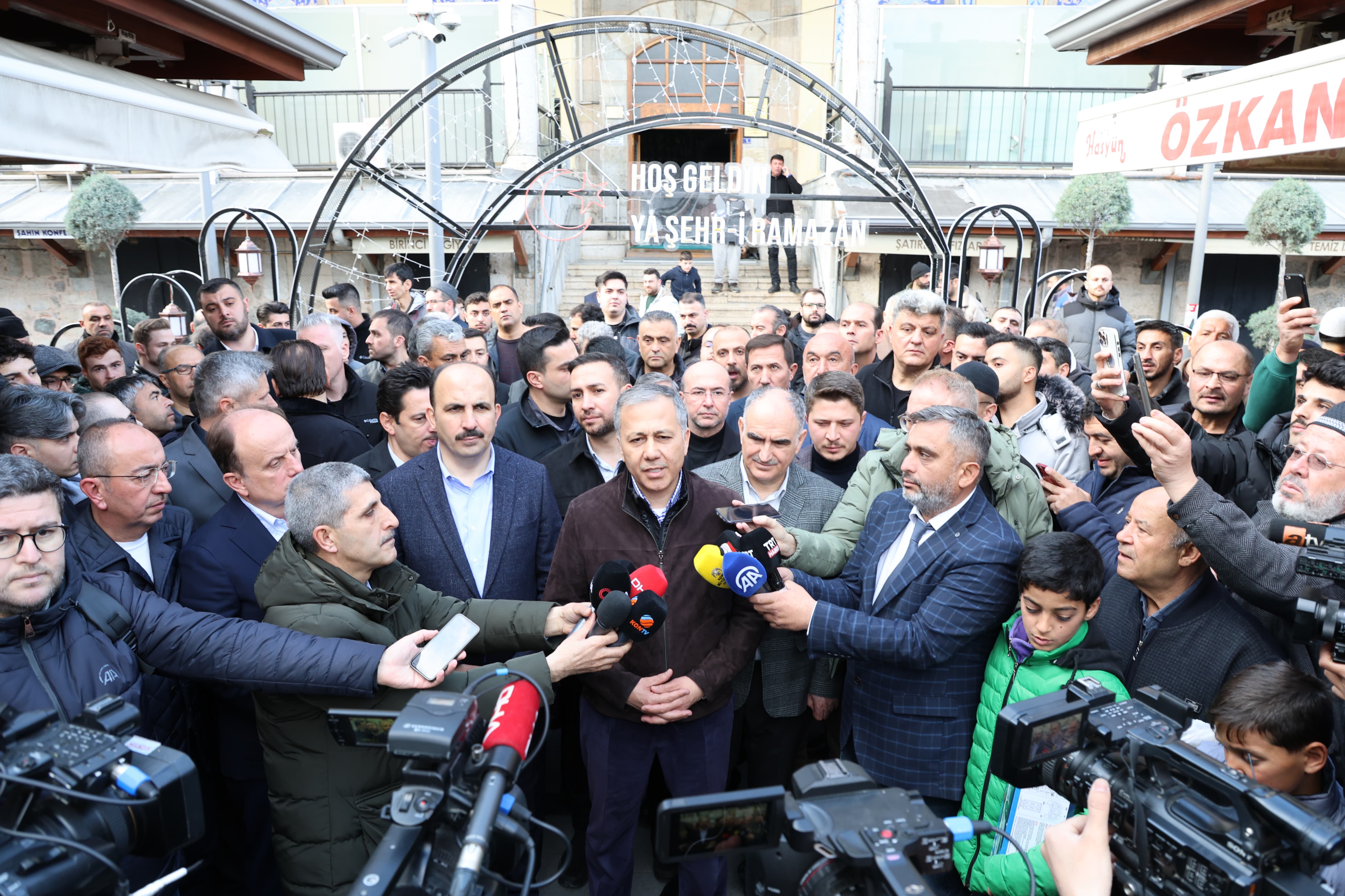 İÇİŞLERİ BAKANI YERLİKAYA BAYRAMIN İLK GÜNÜ KONYALILARLA BULUŞTU
