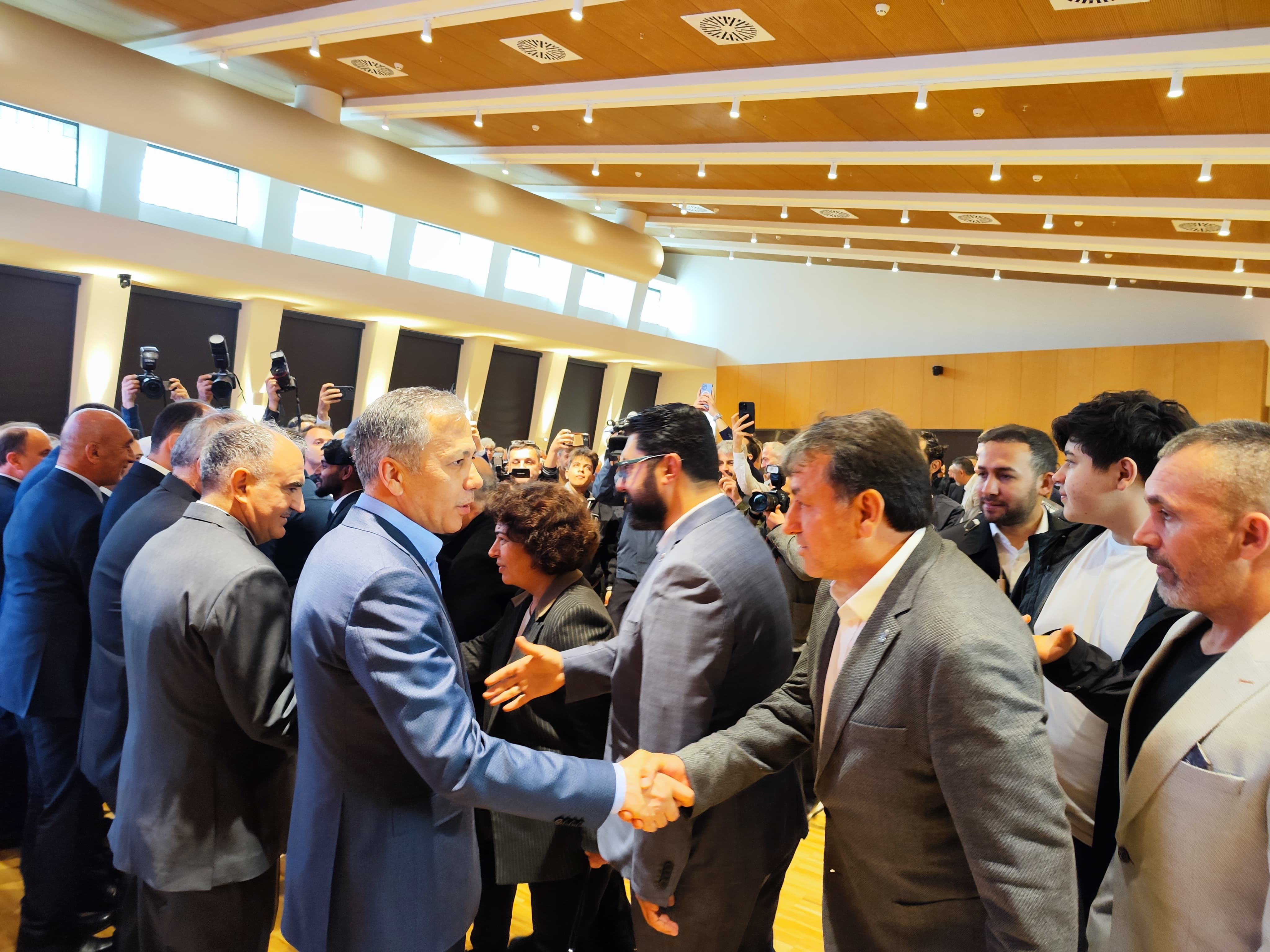 İÇİŞLERİ BAKANI YERLİKAYA BAYRAMIN İLK GÜNÜ KONYALILARLA BULUŞTU