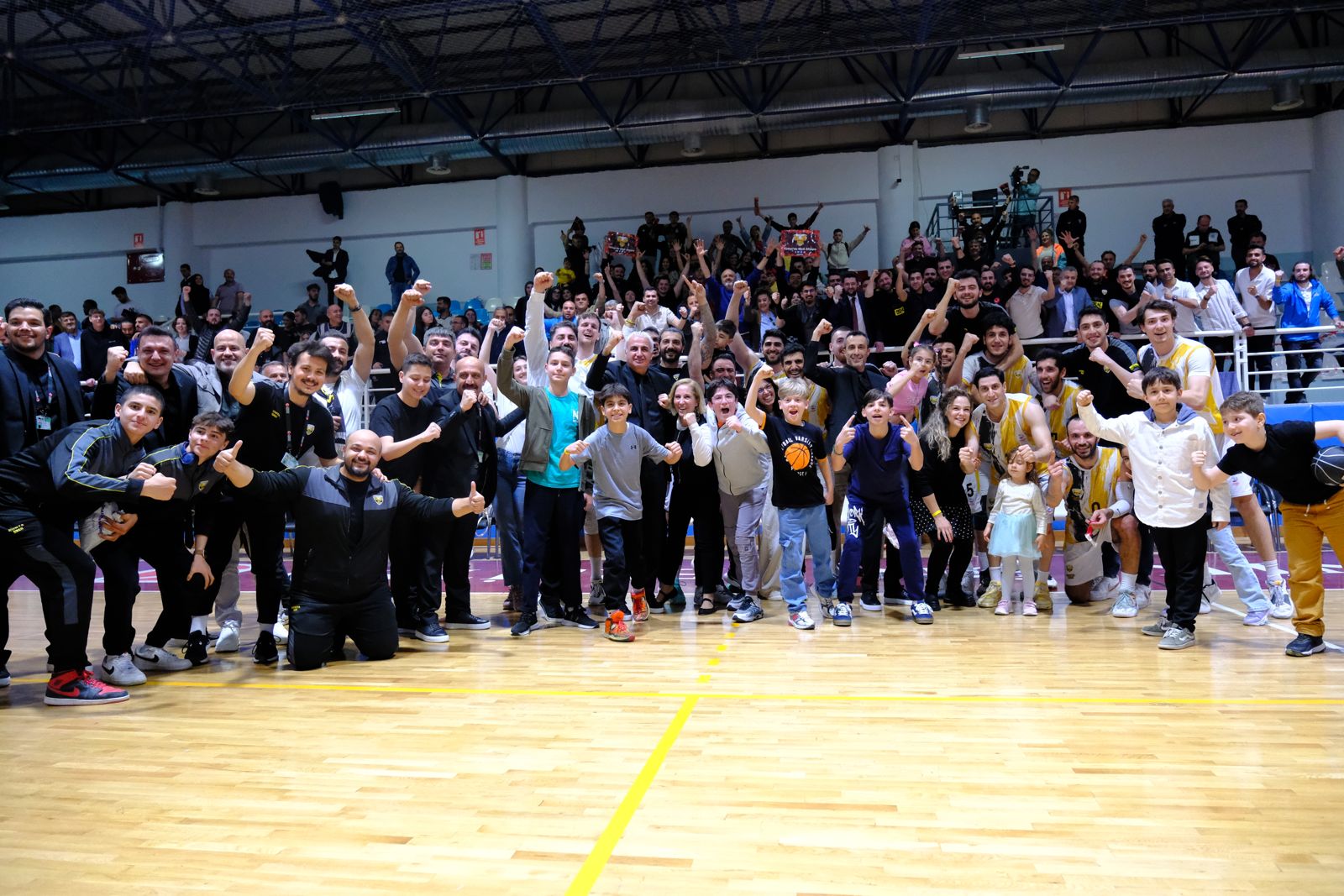 BÜYÜKŞEHİR BELEDİYESPOR BASKETBOLDA YARI FİNALDE