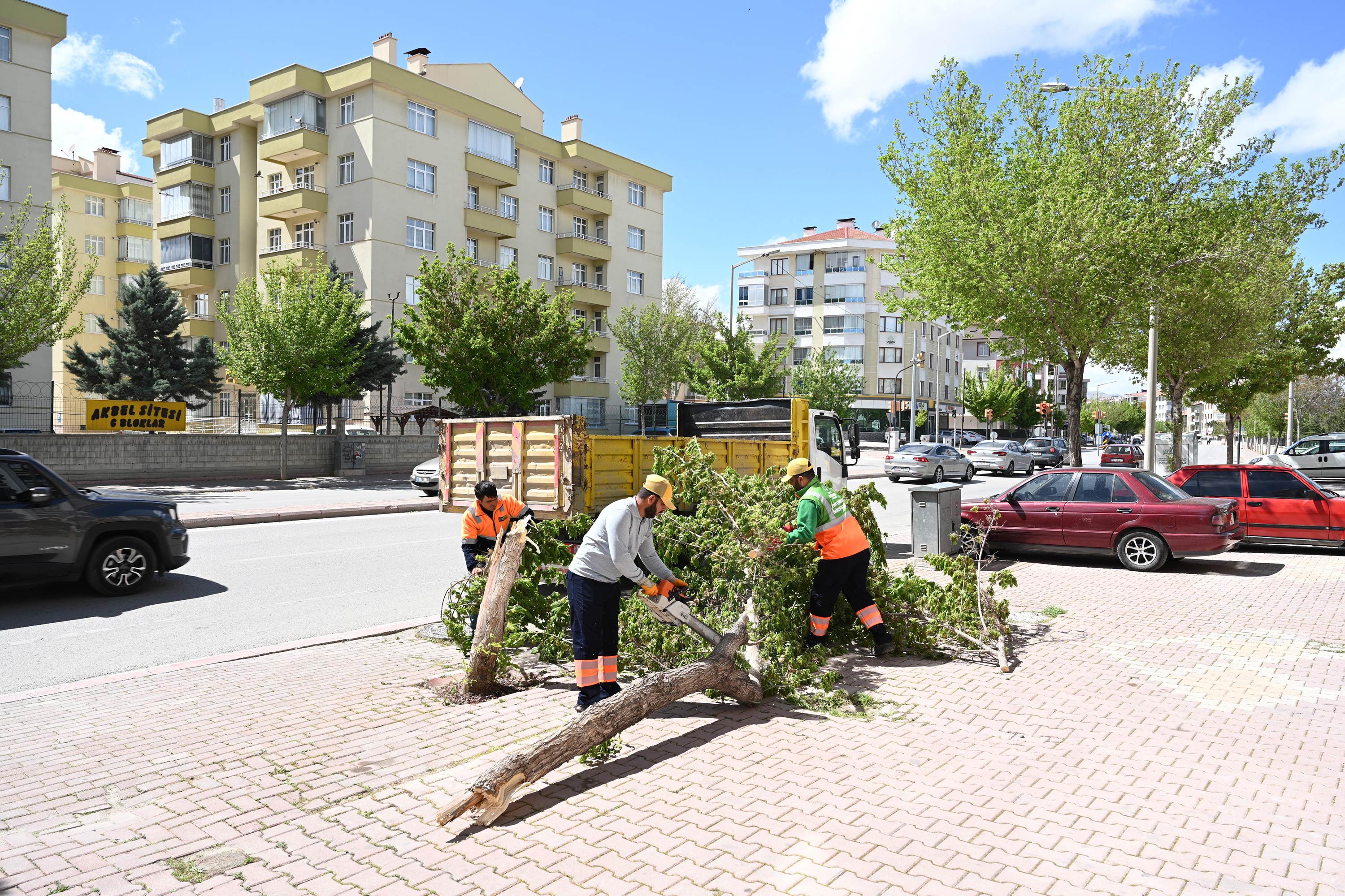 BAŞKAN ALTAY ŞİDDETLİ RÜZGARA KARŞI EKİPLERİN TEYAKKUZ HALİNDE OLDUĞUNU SÖYLEDİ