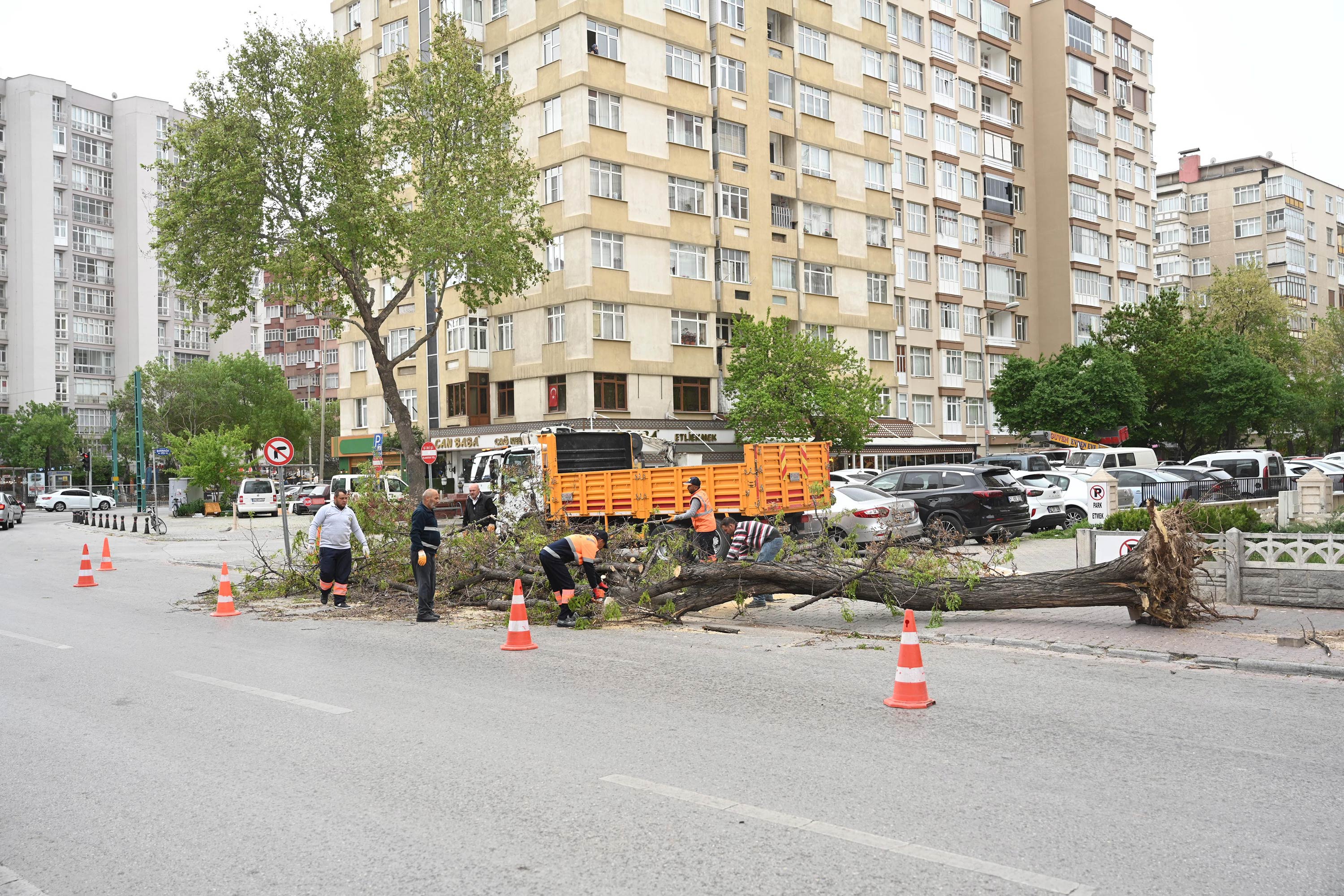 BAŞKAN ALTAY ŞİDDETLİ RÜZGARA KARŞI EKİPLERİN TEYAKKUZ HALİNDE OLDUĞUNU SÖYLEDİ