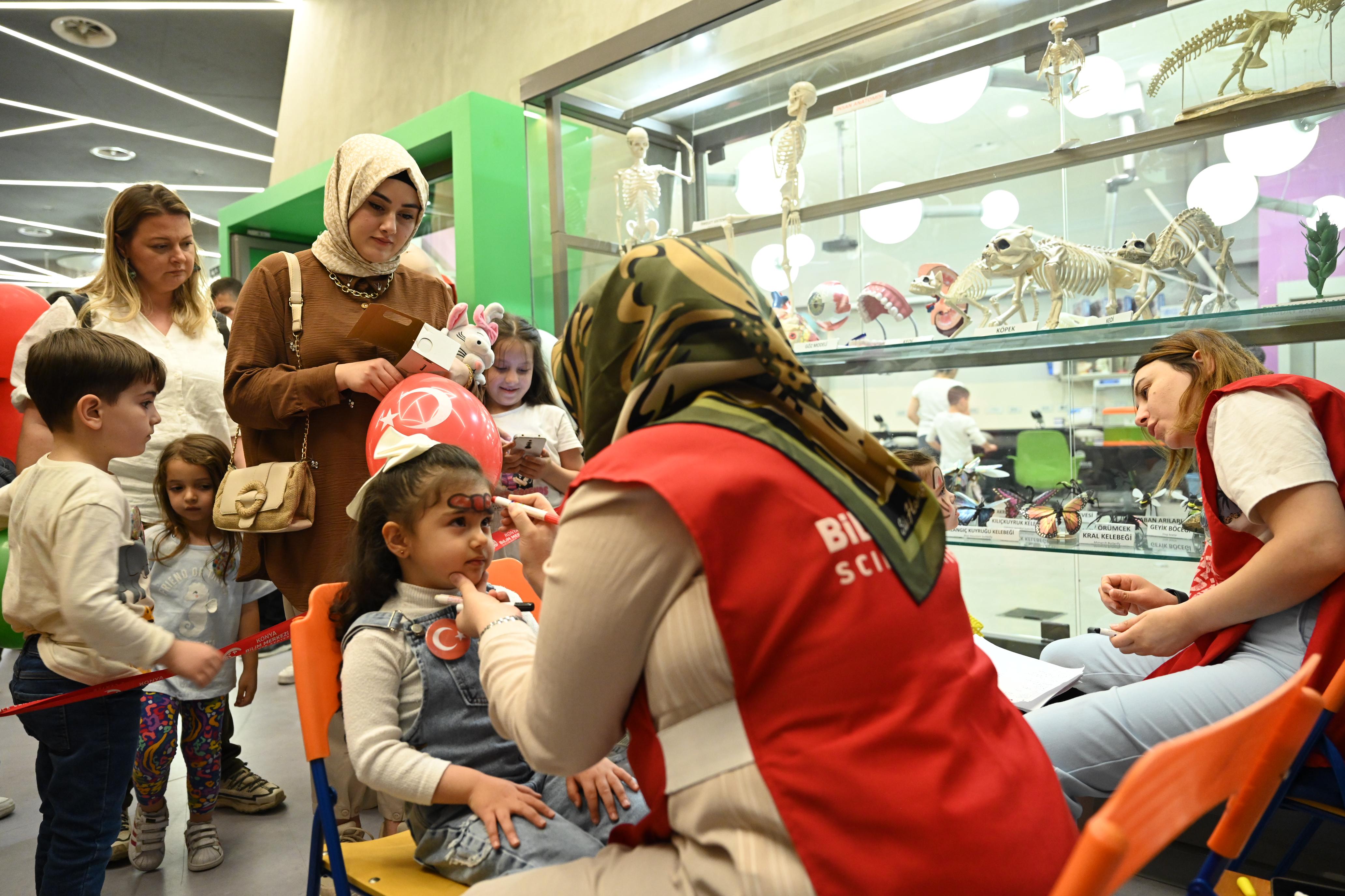 KONYA BİLİM MERKEZİ 23 NİSAN ÇOCUK ŞENLİĞİ’NDE ÇOCUKLARI BİLİMLE BULUŞTURDU