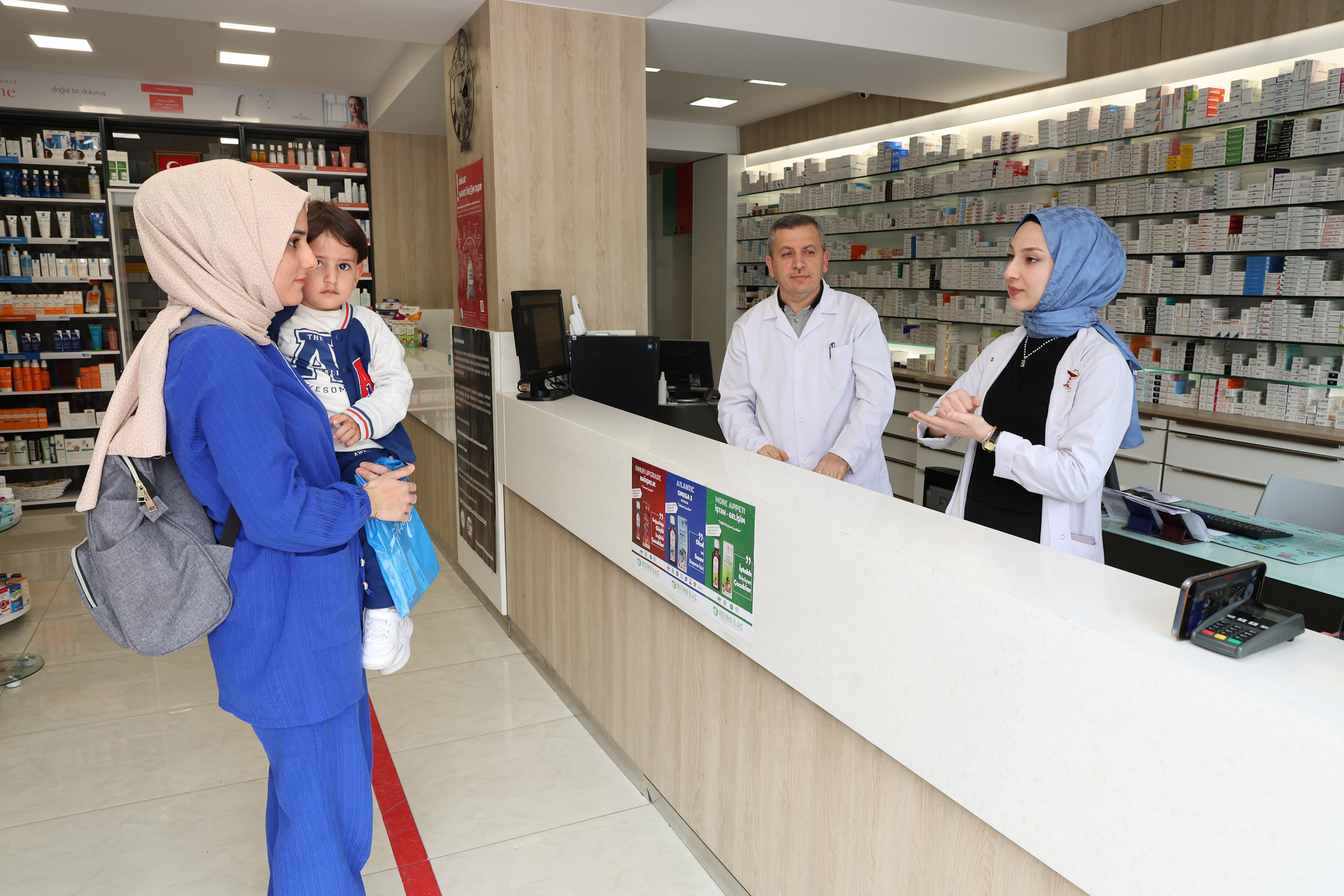 ECZANE TEKNİSYENLERİ KOMEK’TE ALDIKLARI EĞİTİM SAYESİNDE İŞİTME ENGELLİLERLE DAHA RAHAT İLETİŞİM KURUYOR