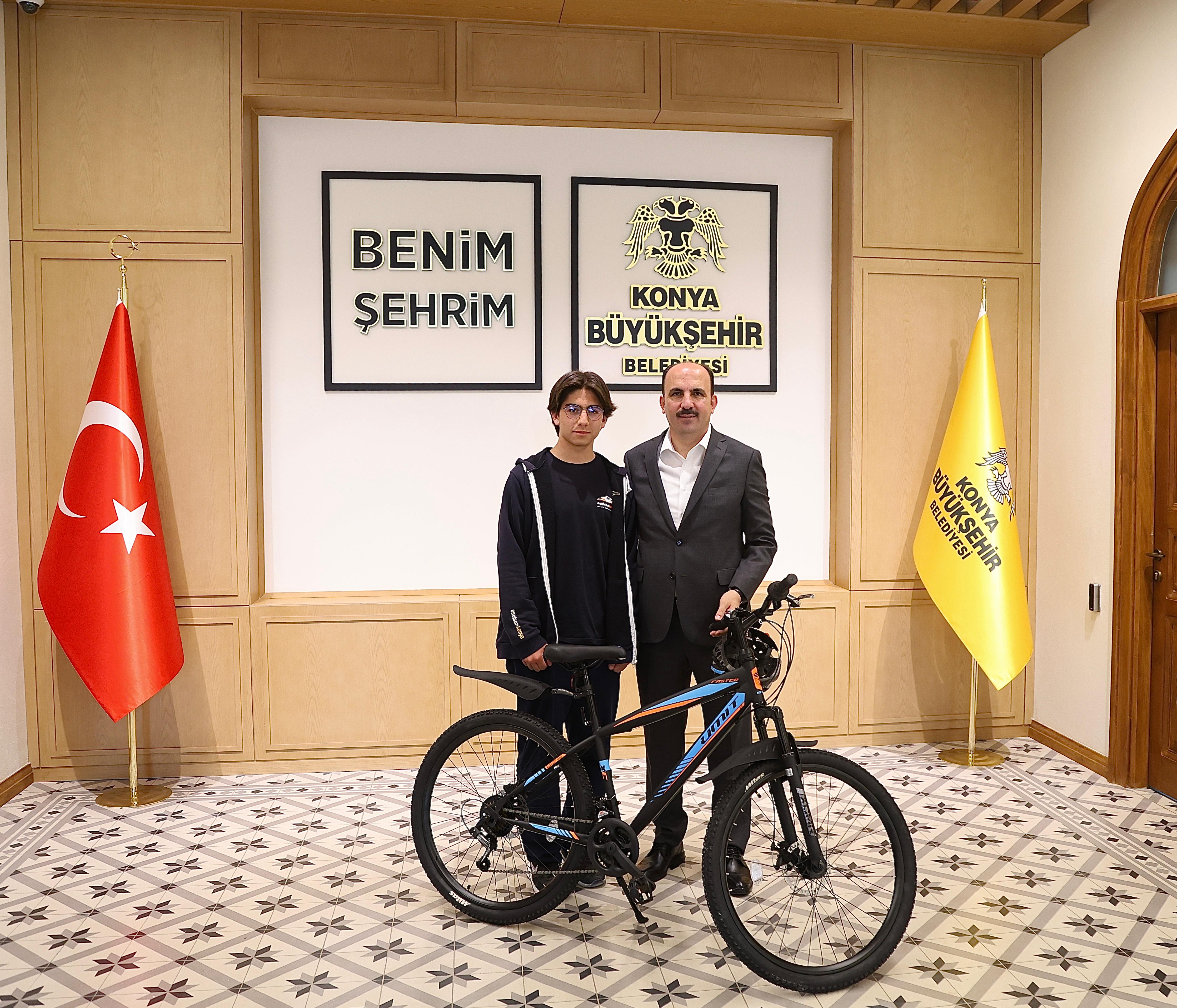 BAŞKAN ALTAY ÖRNEK DAVRANIŞIYLA SOSYAL MEDYADA BÜYÜK BEĞENİ TOPLAYAN LİSELİ GENÇLE BULUŞTU