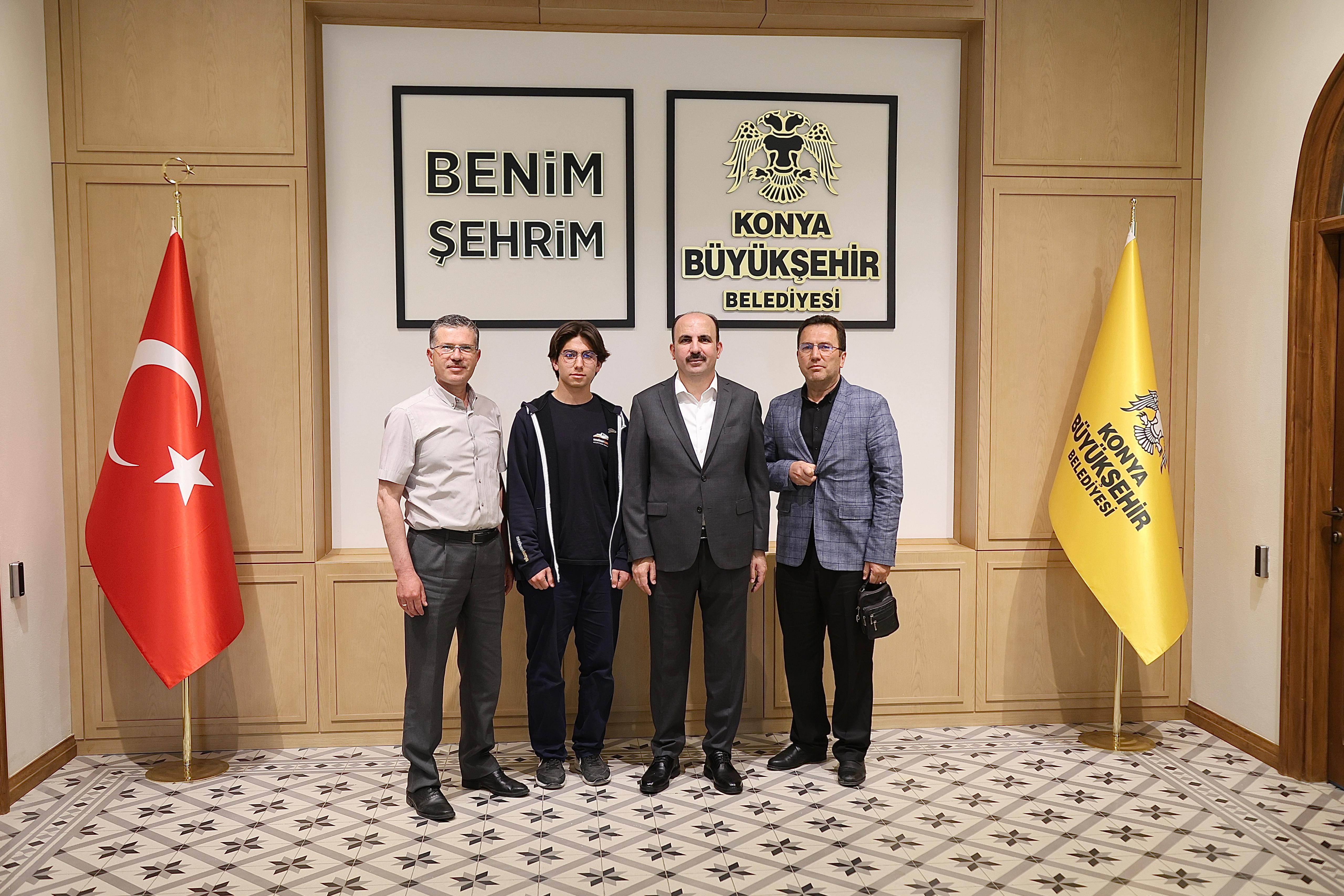 BAŞKAN ALTAY ÖRNEK DAVRANIŞIYLA SOSYAL MEDYADA BÜYÜK BEĞENİ TOPLAYAN LİSELİ GENÇLE BULUŞTU