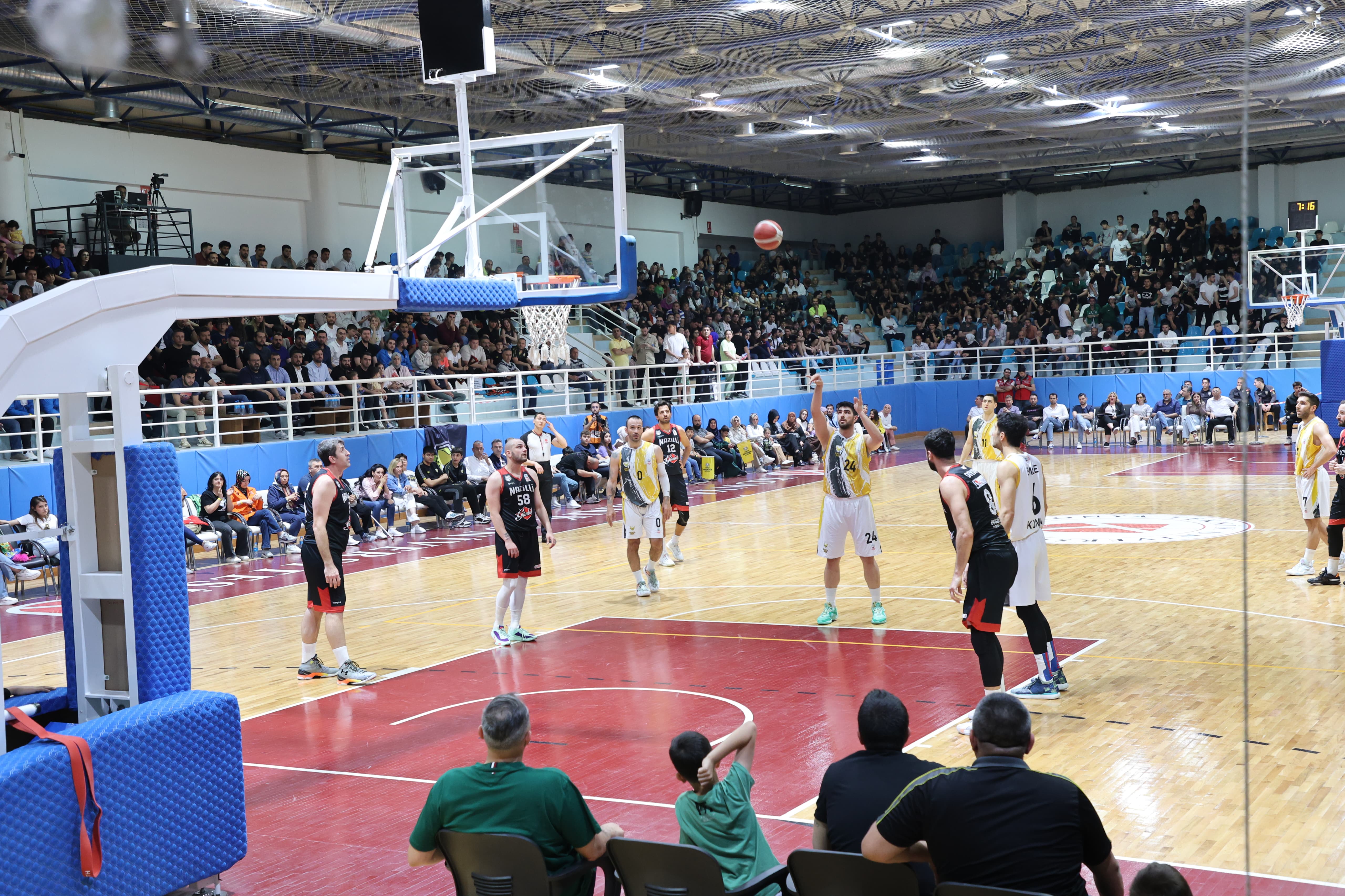 BÜYÜKŞEHİR BELEDİYESPOR BASKETBOL TAKIMI ADIM ADIM FİNALE YÜRÜYOR