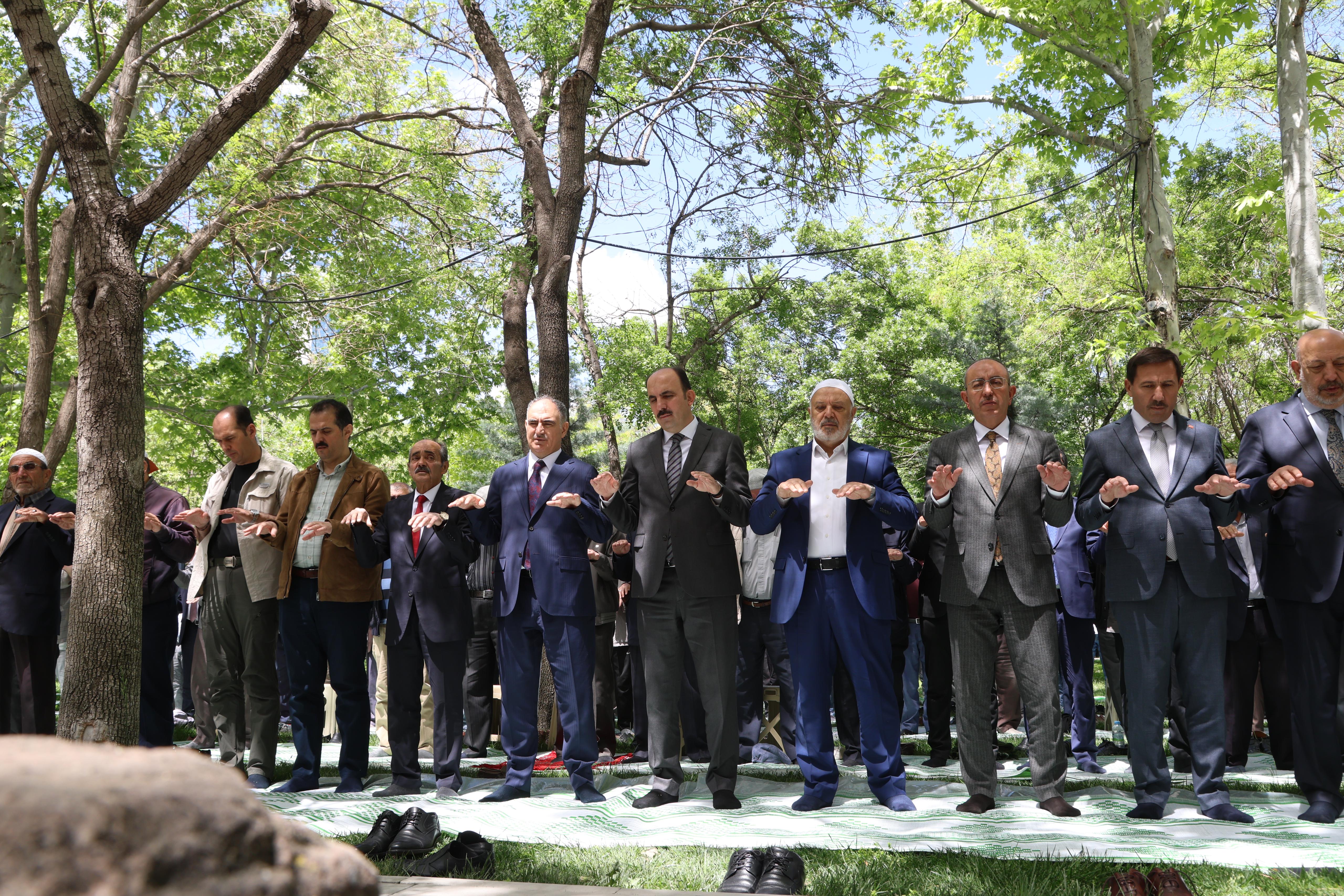 NAMAZGÂH’TA ELLER YAĞMUR İÇİN SEMAYA KALKTI