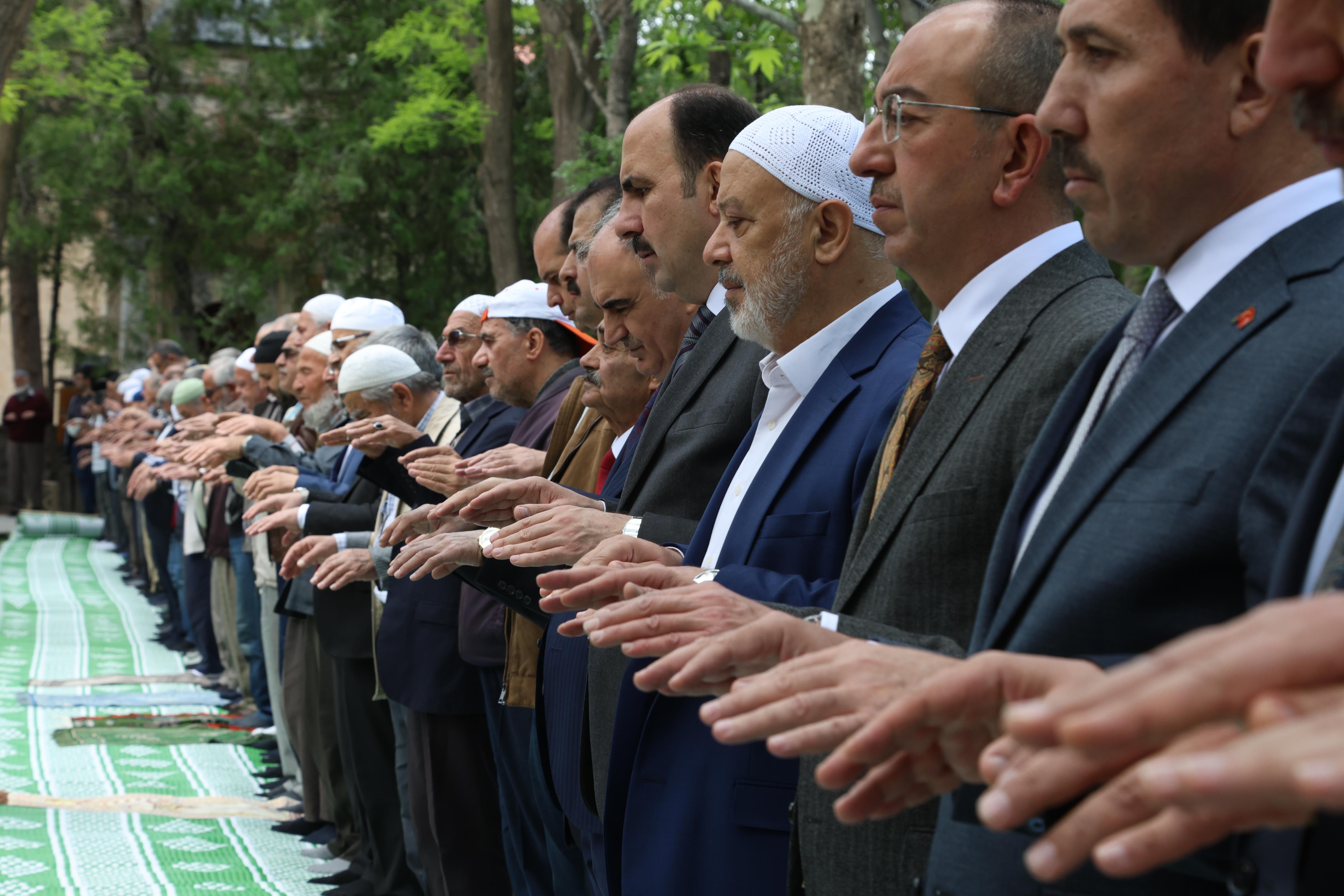 NAMAZGÂH’TA ELLER YAĞMUR İÇİN SEMAYA KALKTI